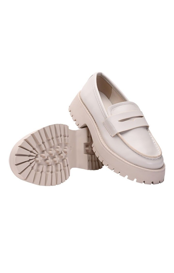Heaathr White Closed Flats & Ballerinas