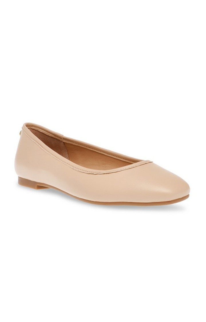 Valisa Tan Closed Flats & Ballerinas