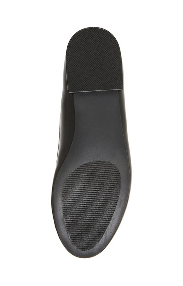 Plie Black Closed Flats & Ballerinas