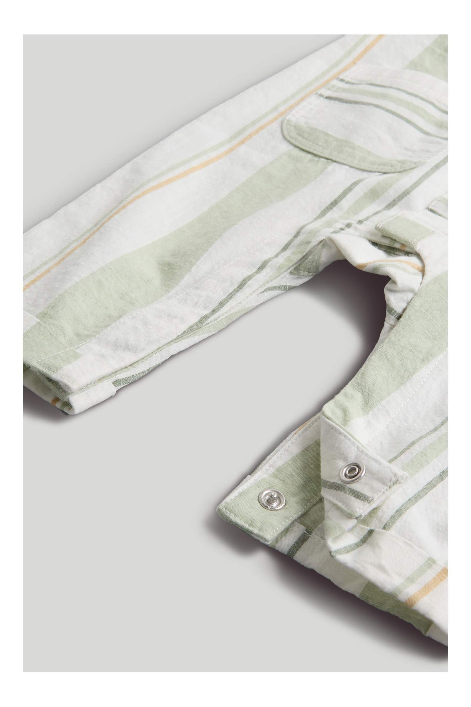 https://cdn.fynd.com/v2/falling-surf-7c8bb8/fyprod/wrkr/products/pictures/item/free/original/000000410403248001/O3ZKn0sG9CSj-000000410403248001-3.jpeg