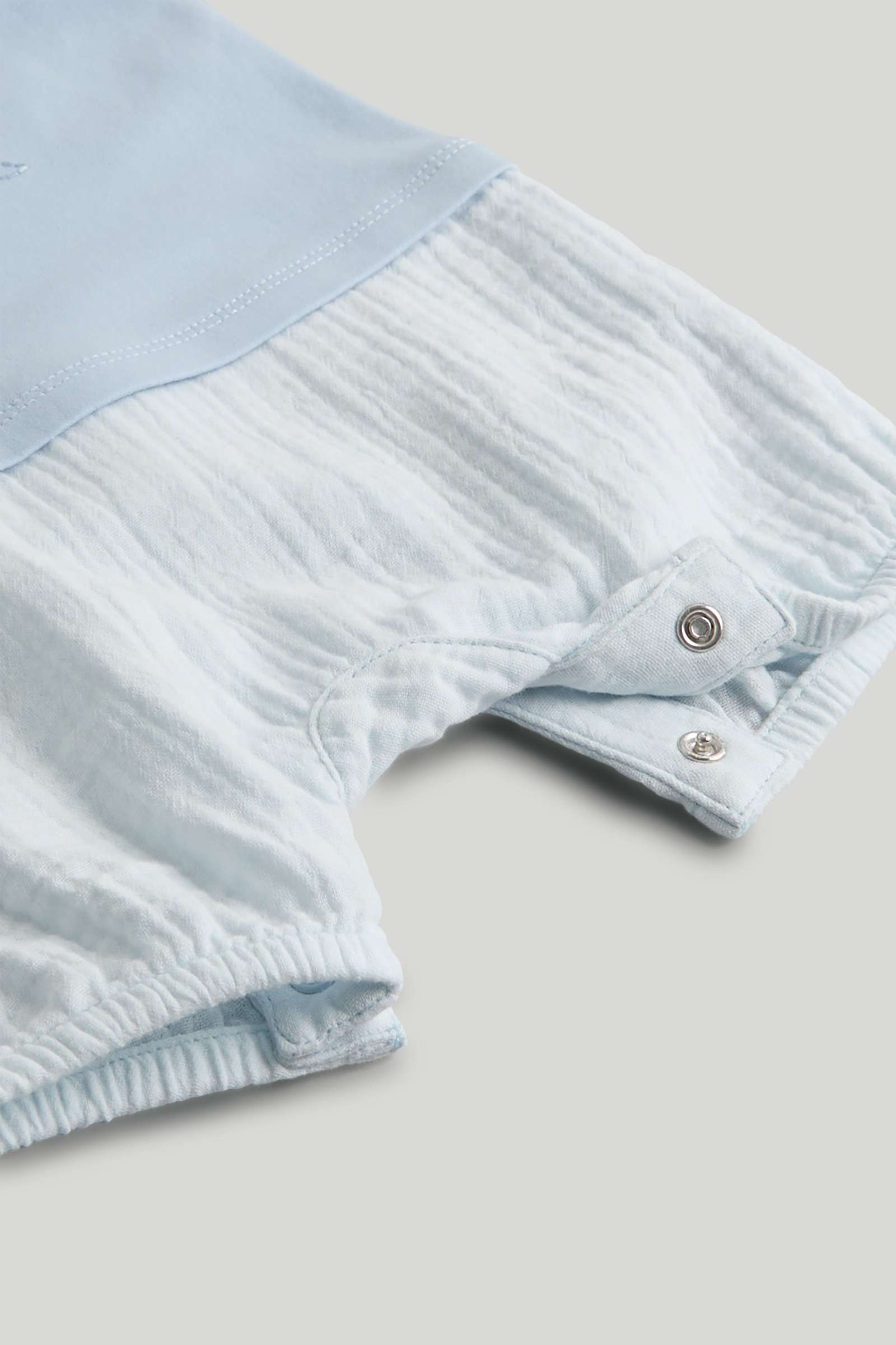 https://cdn.fynd.com/v2/falling-surf-7c8bb8/fyprod/wrkr/products/pictures/item/free/original/000000410403265001/tAQe8oylG51U-000000410403265001-3.jpeg
