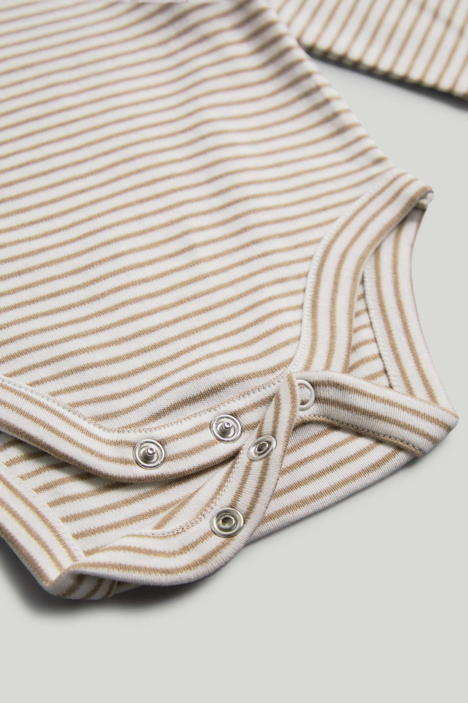https://cdn.fynd.com/v2/falling-surf-7c8bb8/fyprod/wrkr/products/pictures/item/free/original/000000410403328001/-0gqsadNDzfG-000000410403328001-8.jpeg