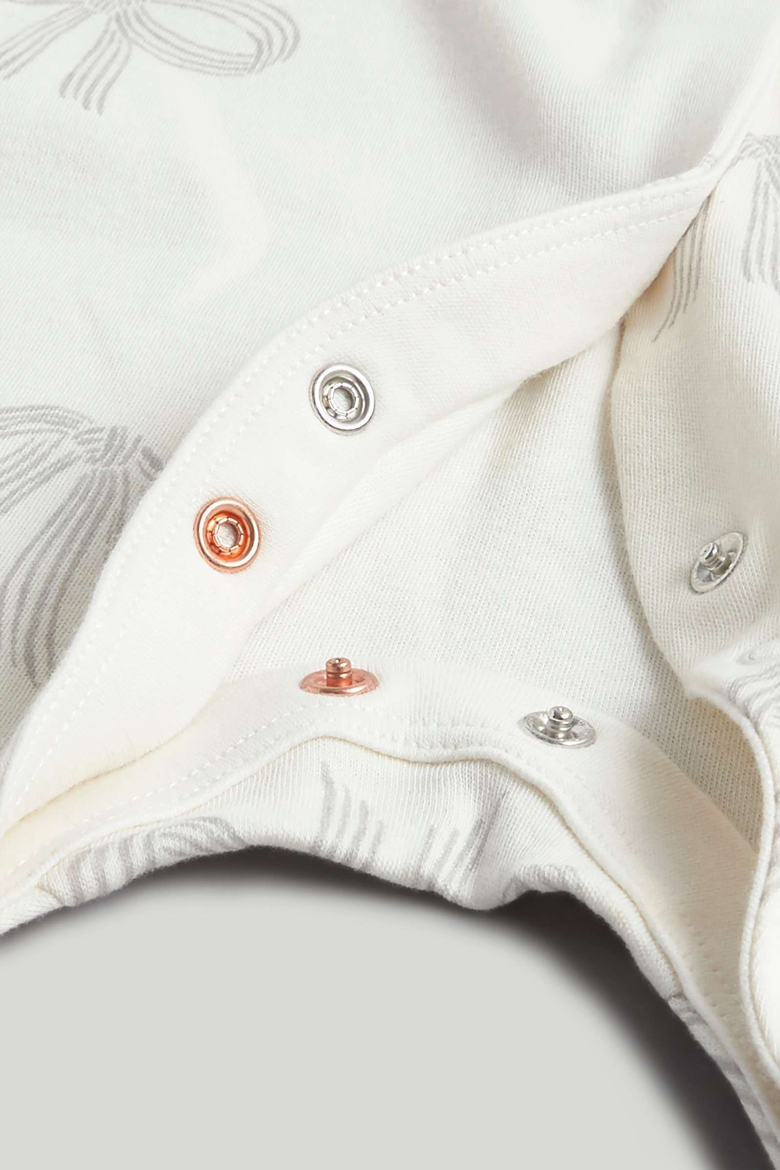 https://cdn.fynd.com/v2/falling-surf-7c8bb8/fyprod/wrkr/products/pictures/item/free/original/000000410403329001/2DM0gOCHnCcF-000000410403329001-7.jpeg