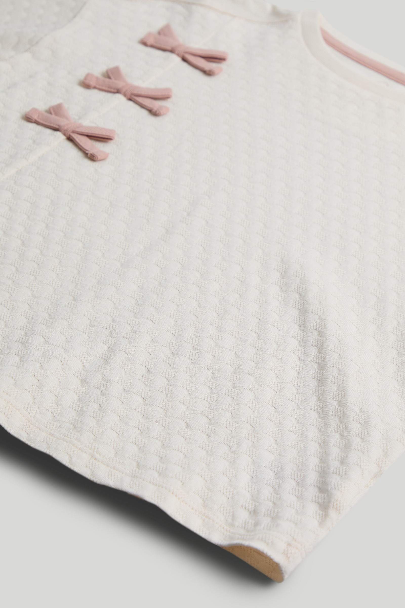 https://cdn.fynd.com/v2/falling-surf-7c8bb8/fyprod/wrkr/products/pictures/item/free/original/000000410403499001/u5mZOwTf0GB-000000410403499001-3.jpeg