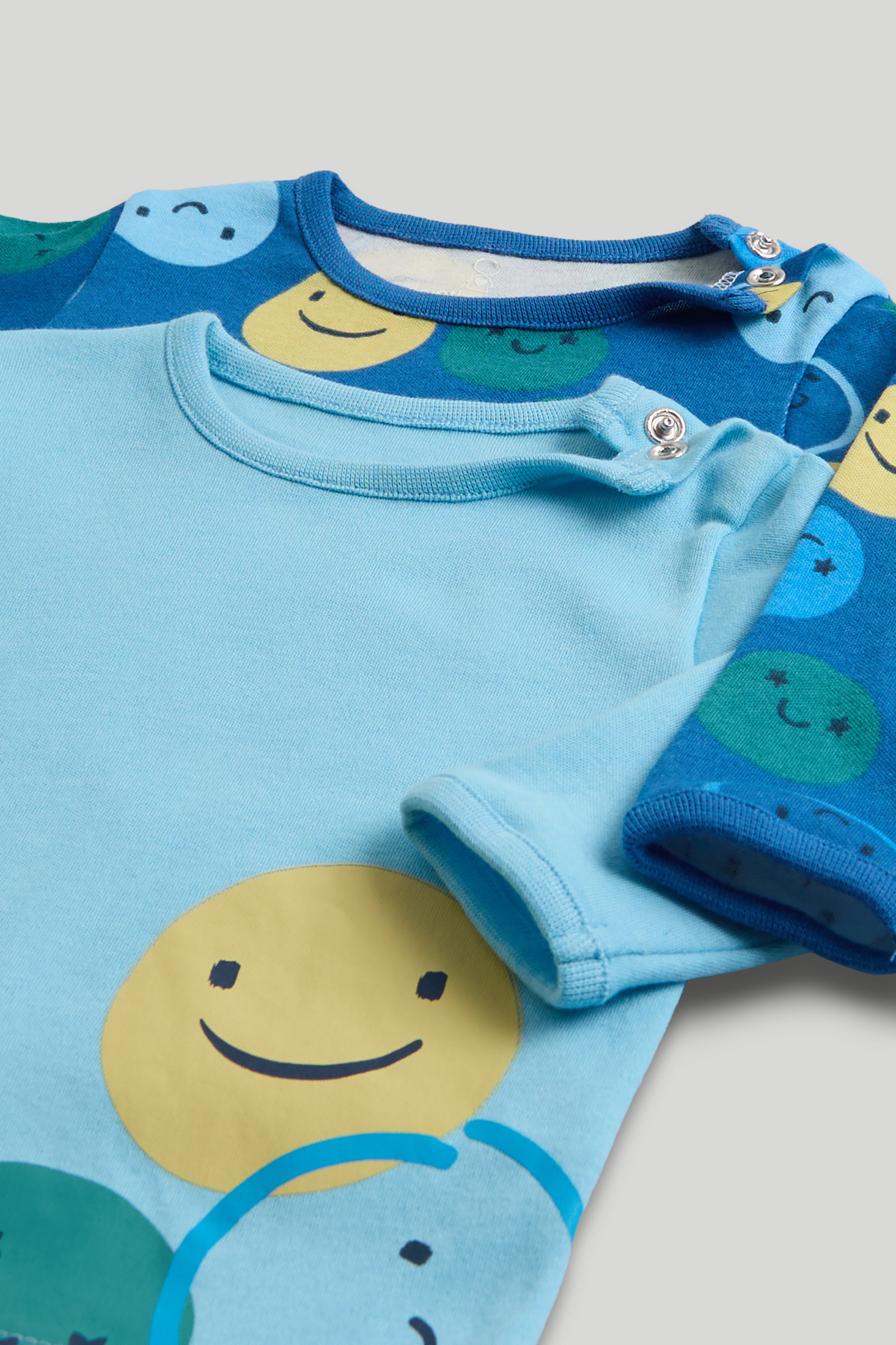 https://cdn.fynd.com/v2/falling-surf-7c8bb8/fyprod/wrkr/products/pictures/item/free/original/000000410403576001/JFd3Zr6kNBZ-000000410403576001_2.jpeg