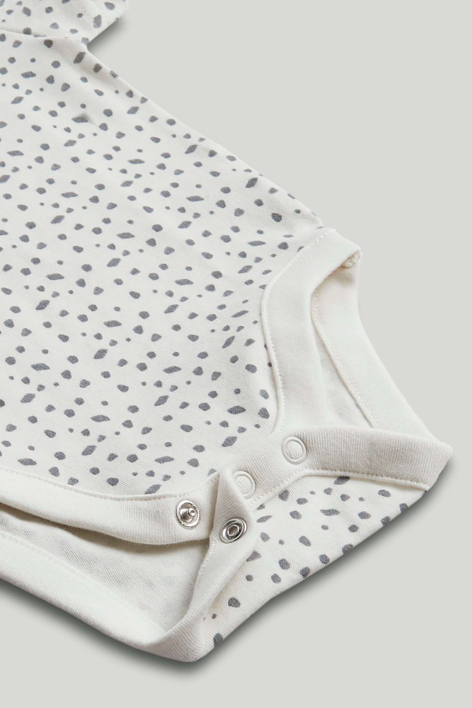 https://cdn.fynd.com/v2/falling-surf-7c8bb8/fyprod/wrkr/products/pictures/item/free/original/000000410404907001/jNARkxiDxbt-000000410404907001_8.jpeg