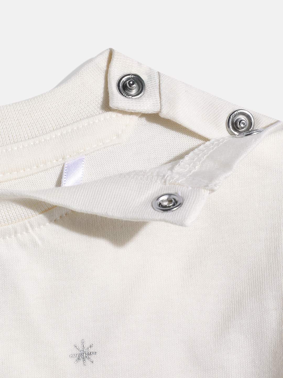 https://cdn.fynd.com/v2/falling-surf-7c8bb8/fyprod/wrkr/products/pictures/item/free/original/000000410405131001/asLpiLmUgRo-GG25123_5.jpg