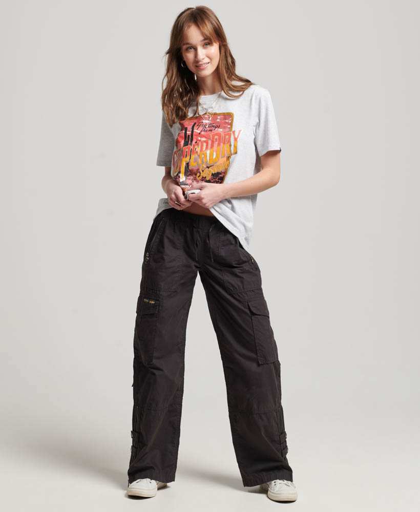 TRAVEL SOUVENIR GRAPHIC TEE