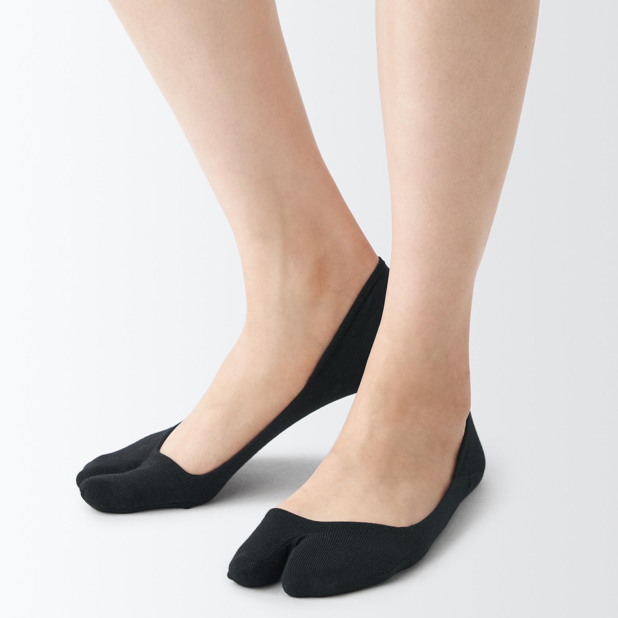 Cotton Blend Tabi-style No-show socks with Heel Grip