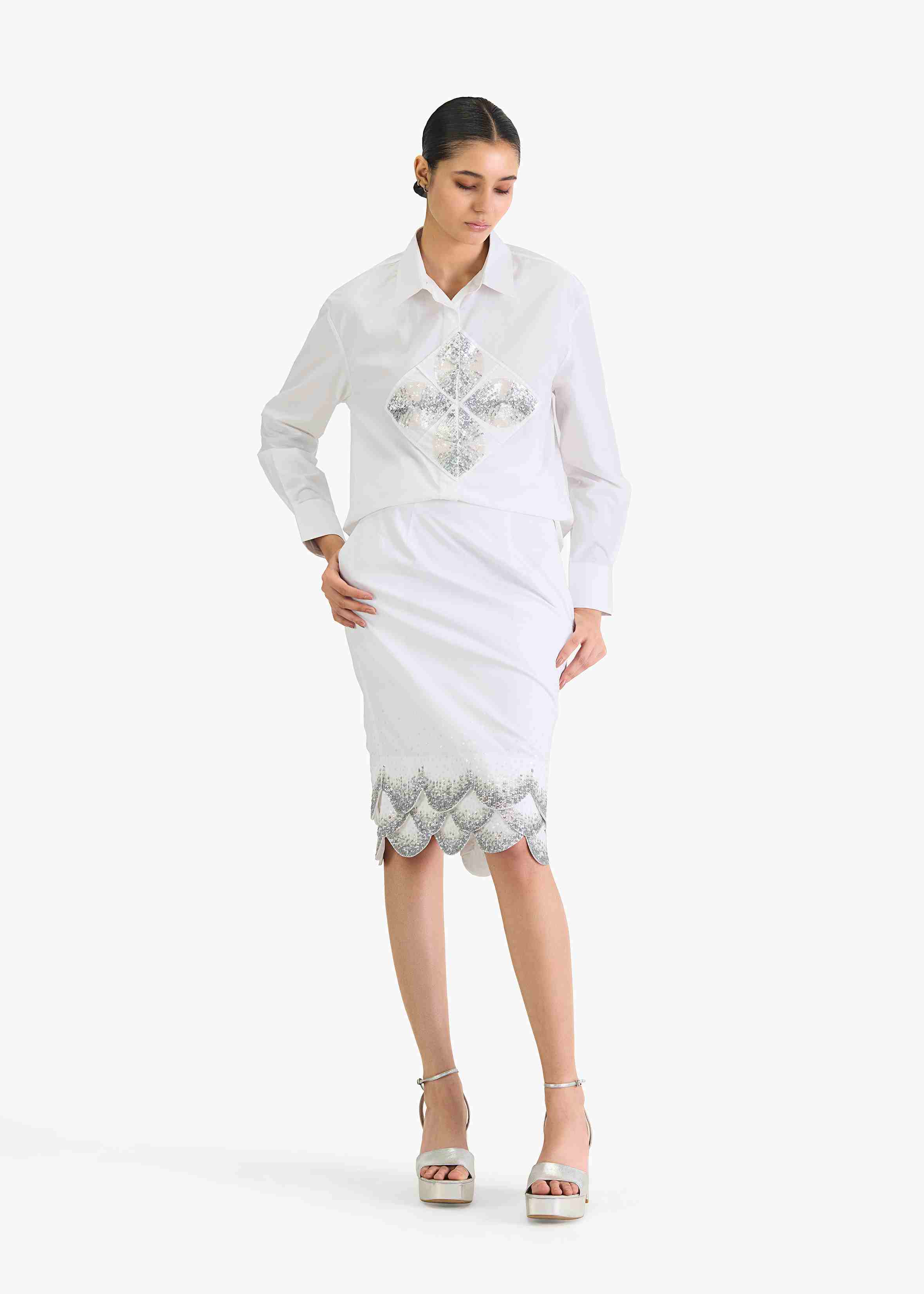Embroidered white pencil skirt with scallop emb
