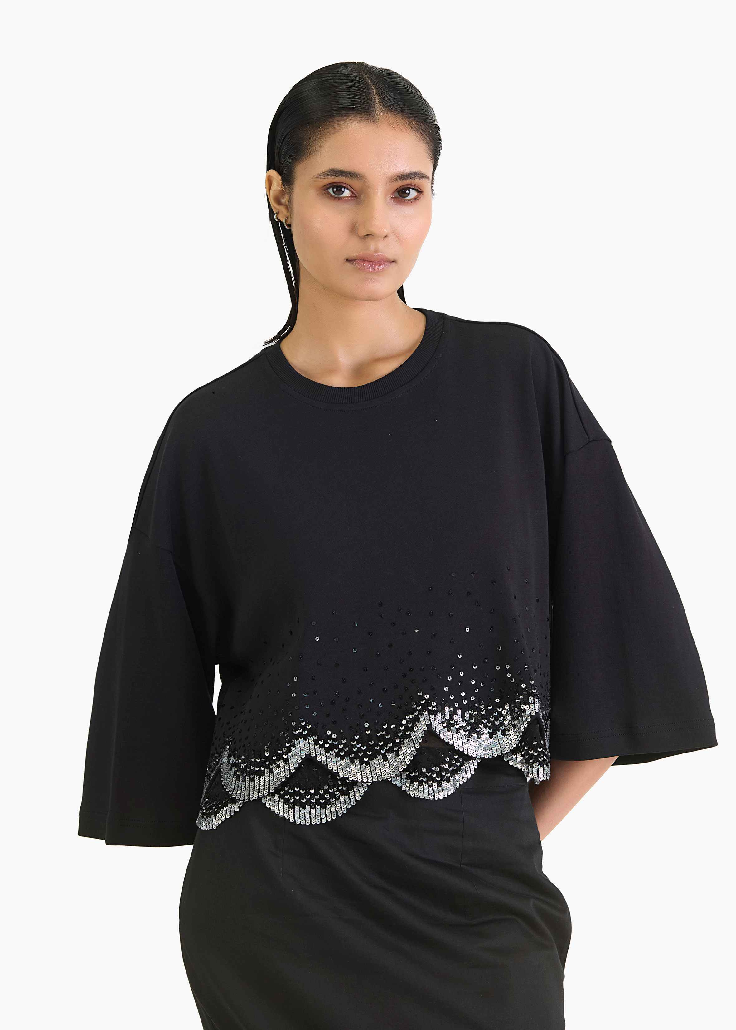 Embroidered black t-shirt with scallop emb