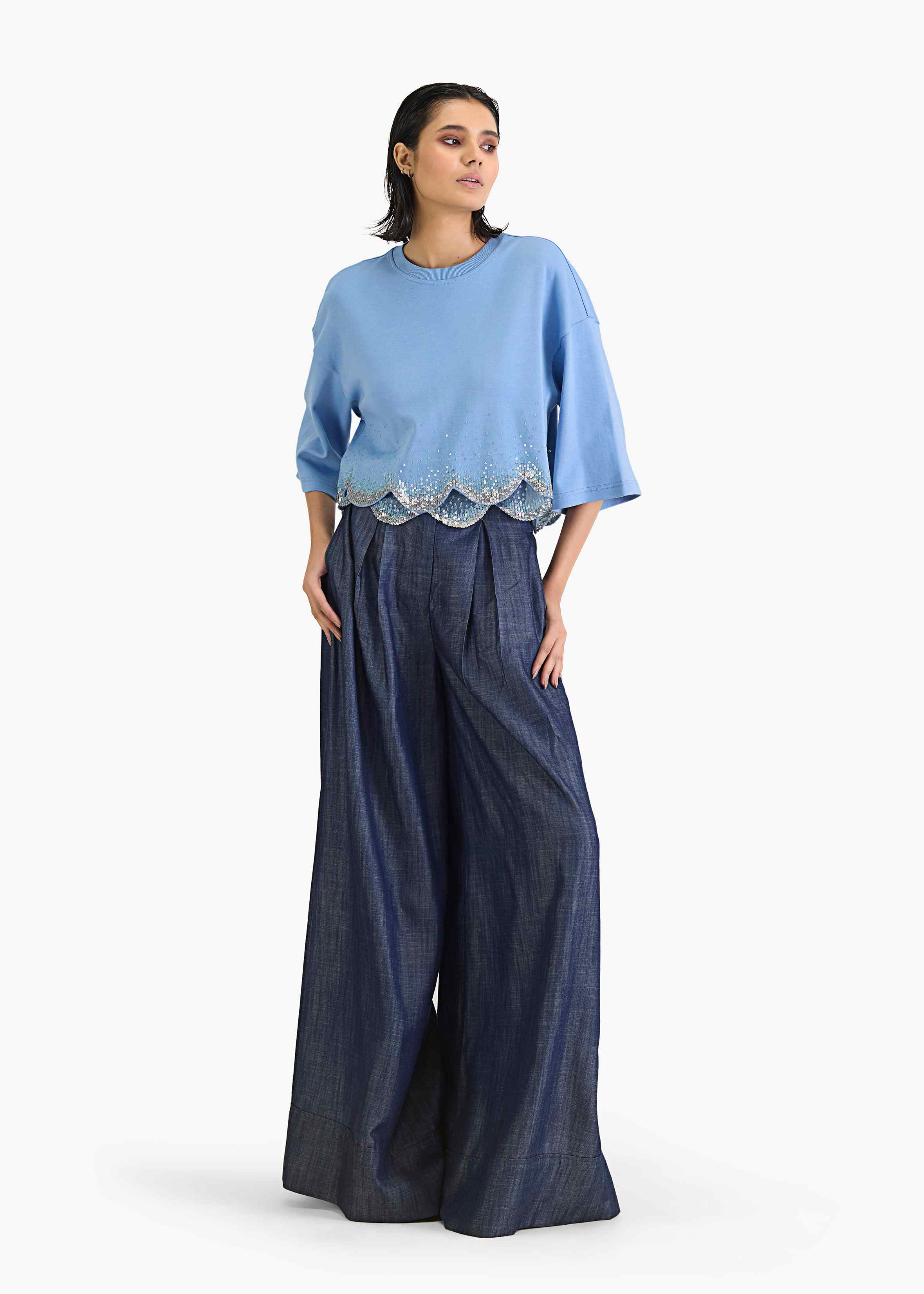 Embroidered blue t-shirt with scallop emb