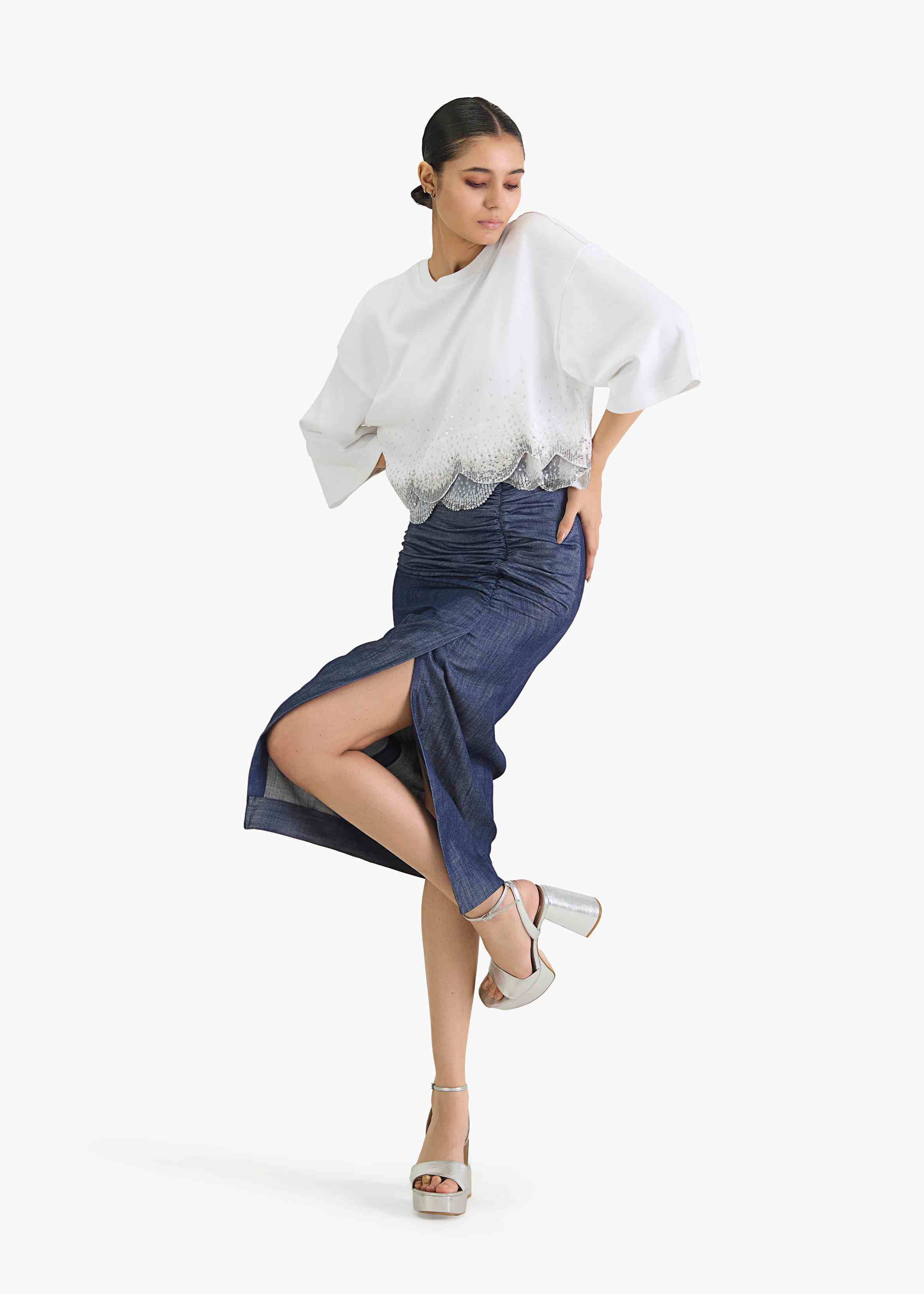 Embroidered white t-shirt with scallop emb