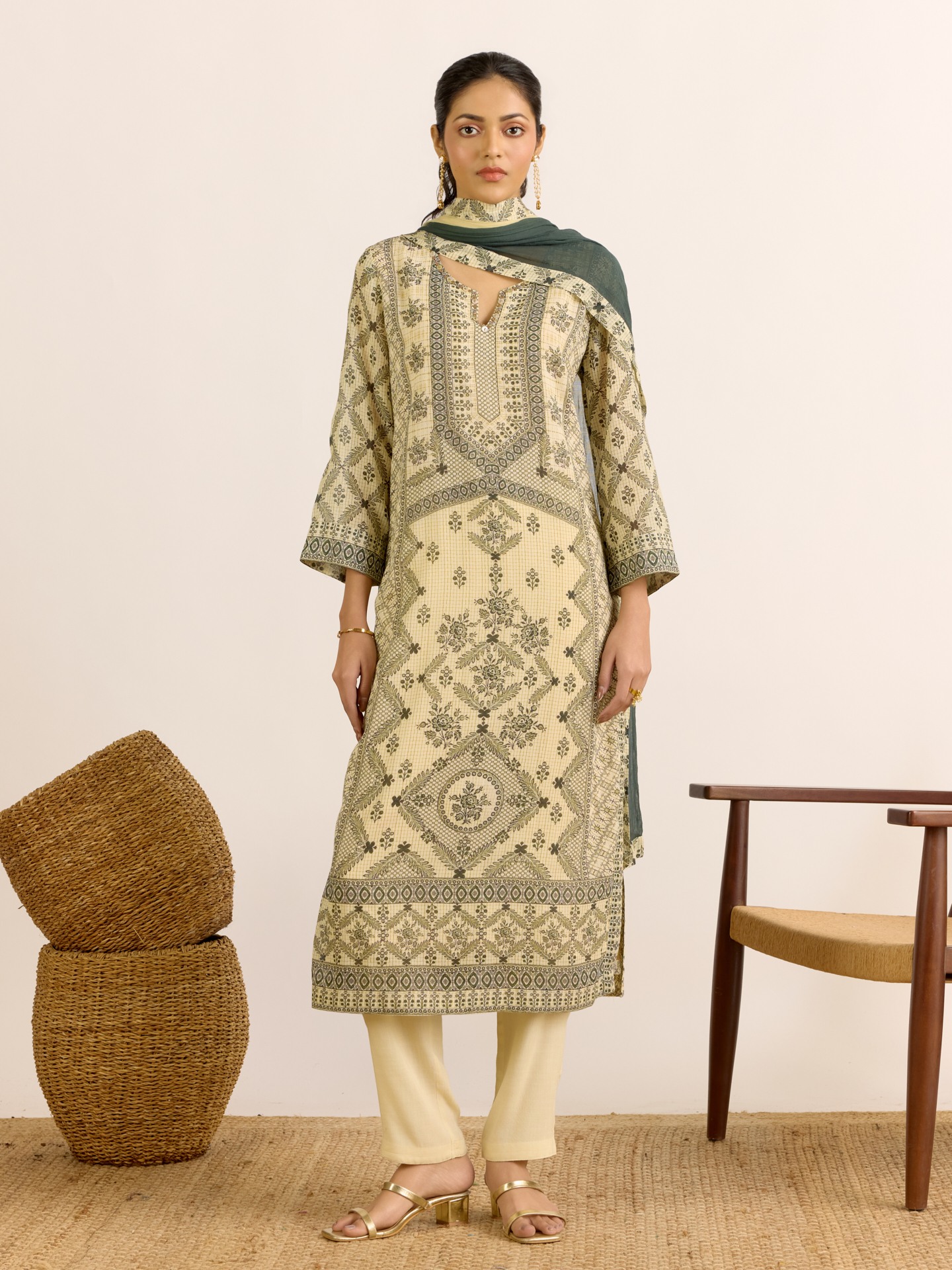 Ecru Aruni
 Suit Set