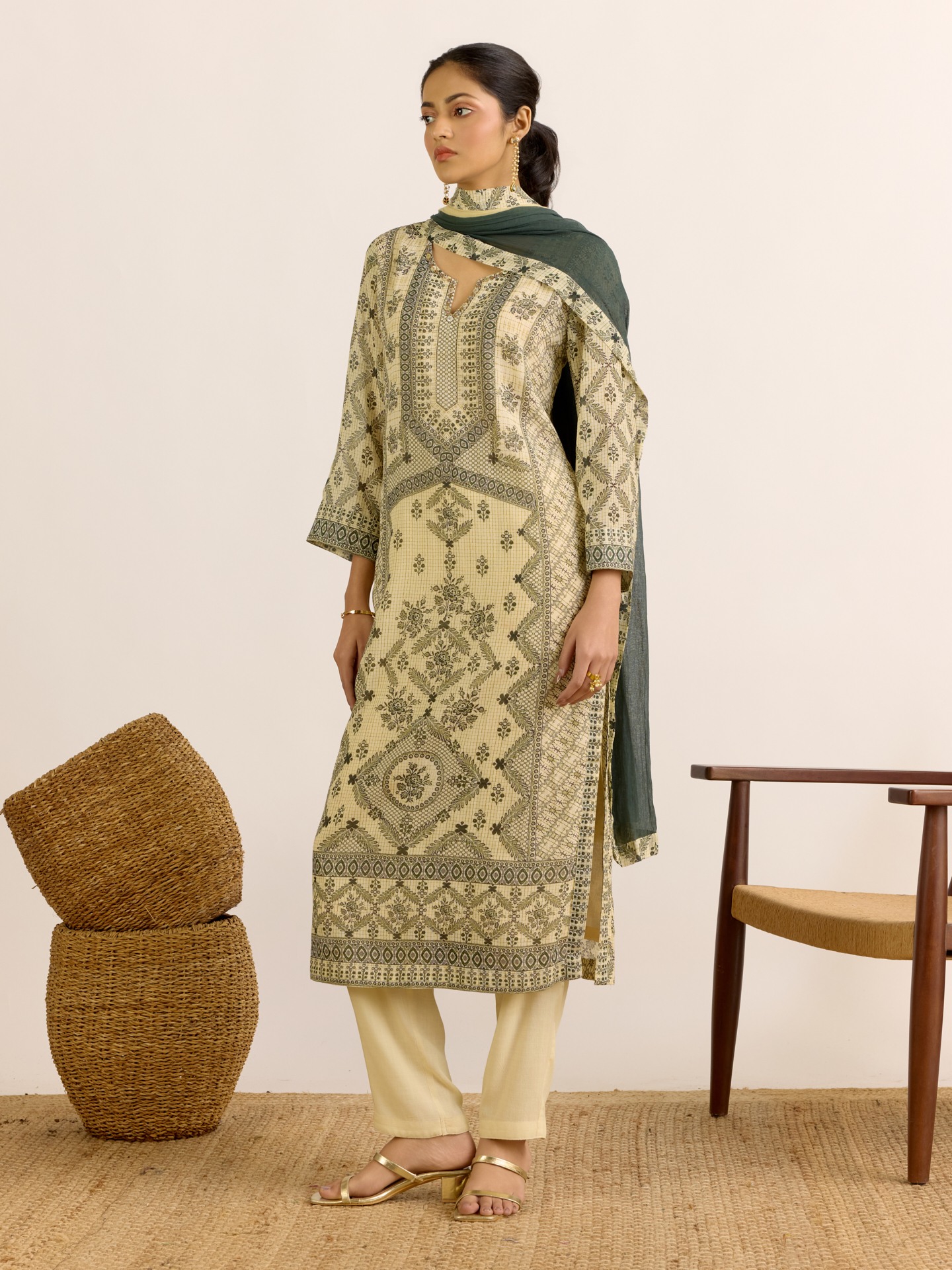 Ecru Aruni
 Suit Set