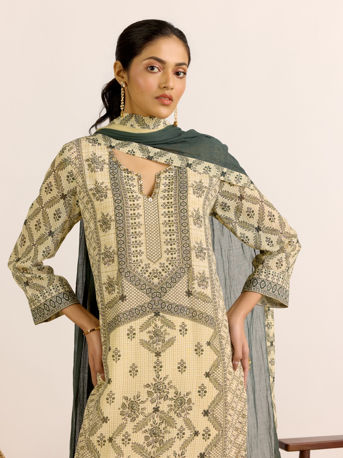 Ecru Aruni
 Suit Set