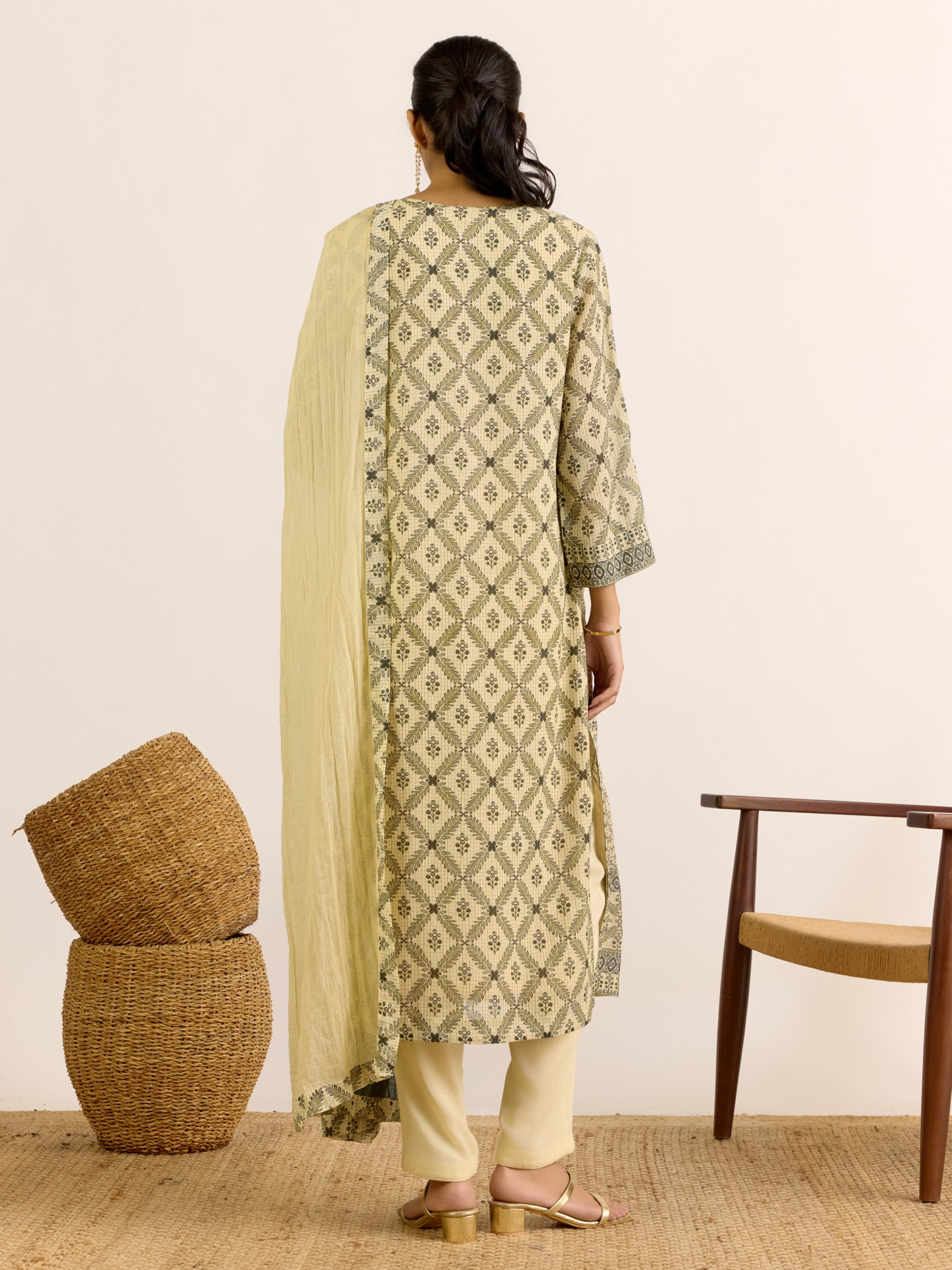 Ecru Aruni
 Suit Set
