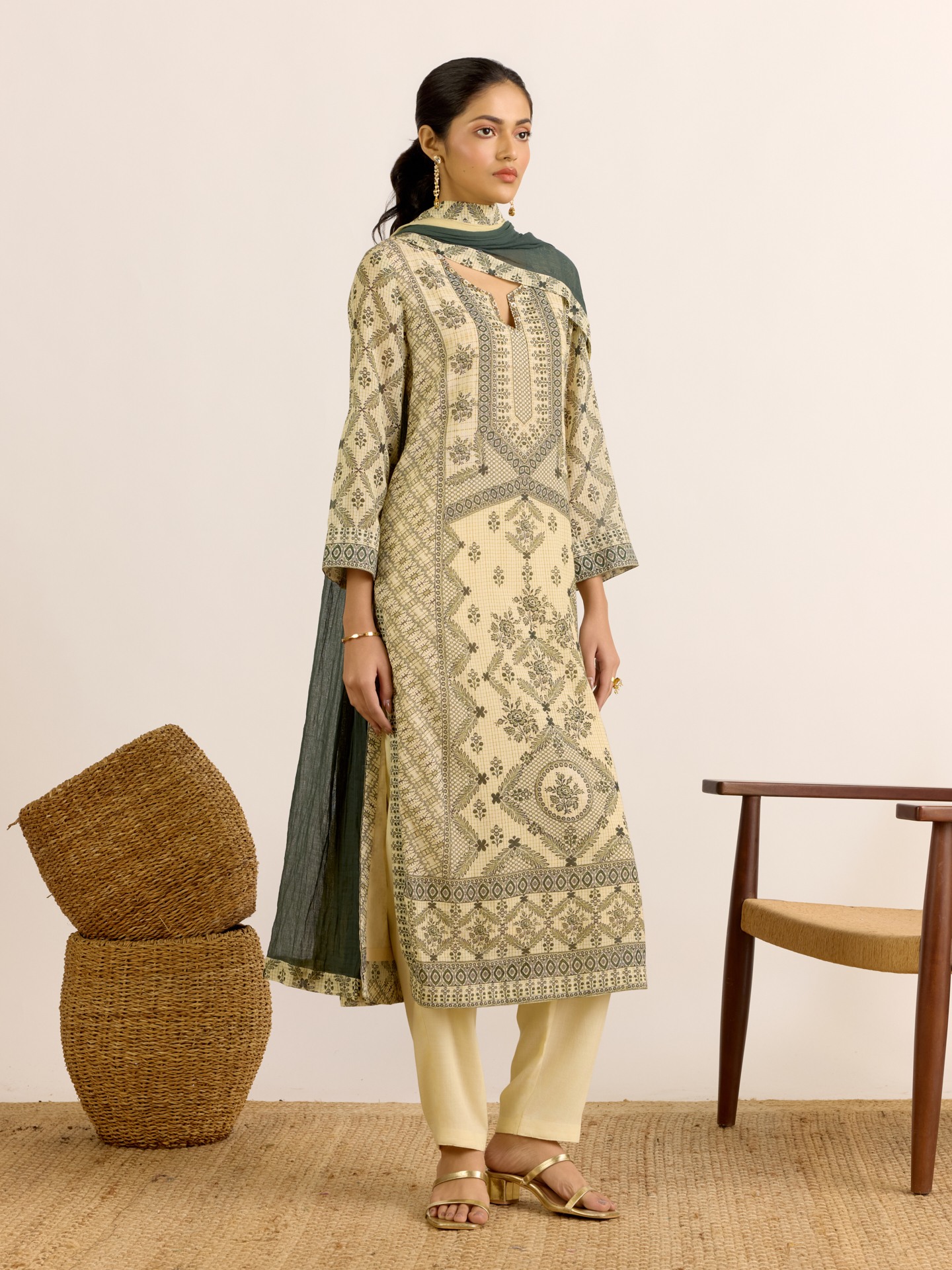 Ecru Aruni
 Suit Set