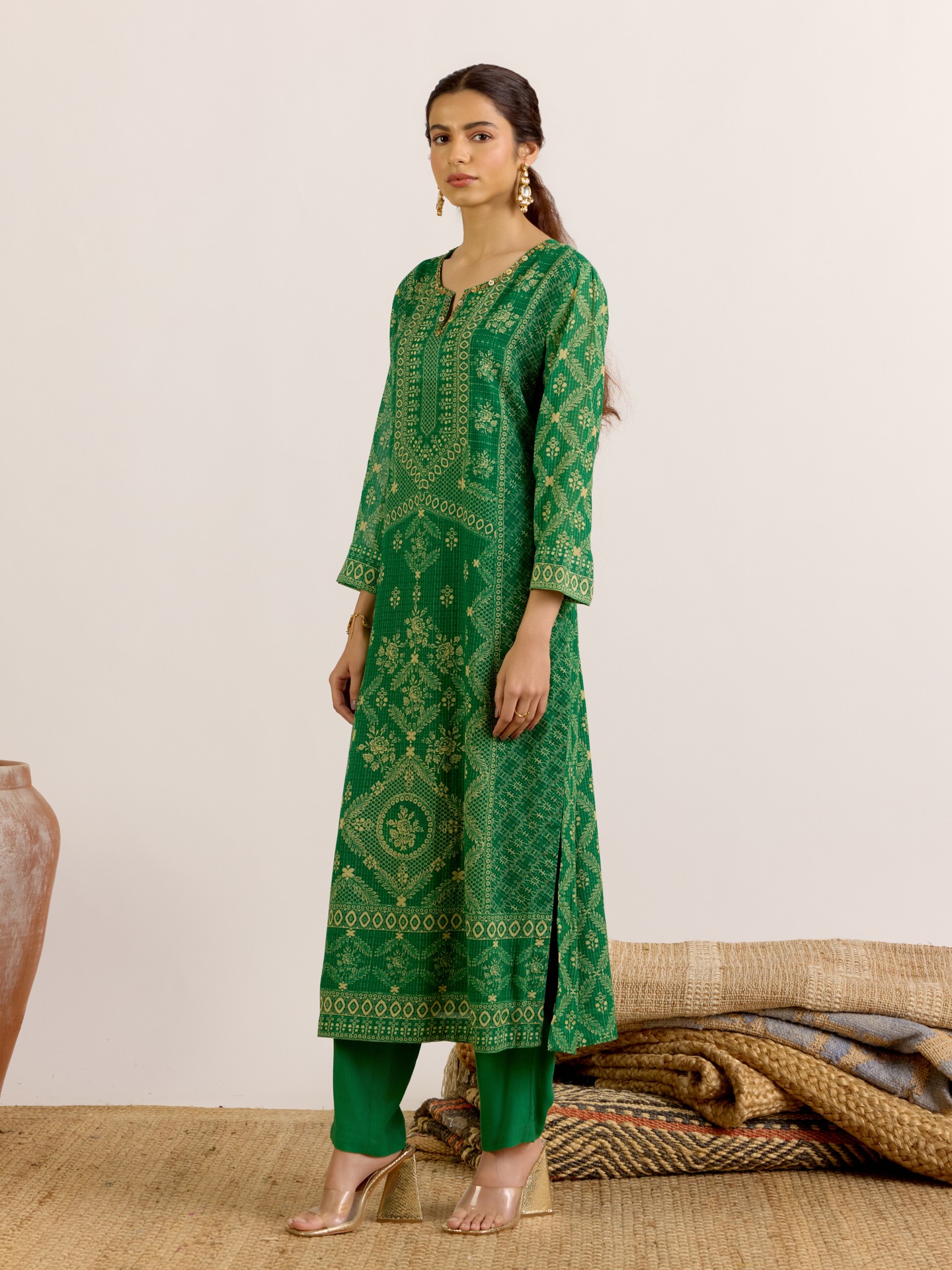 Emerald Aruni
 Suit Set