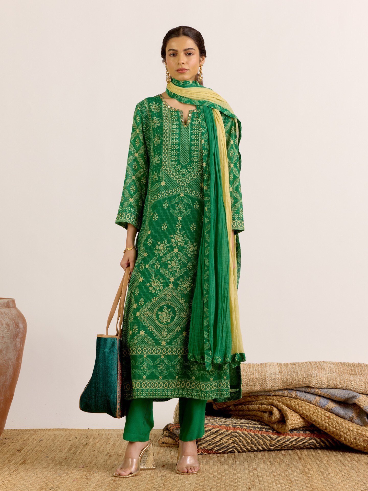 Emerald Aruni
 Suit Set