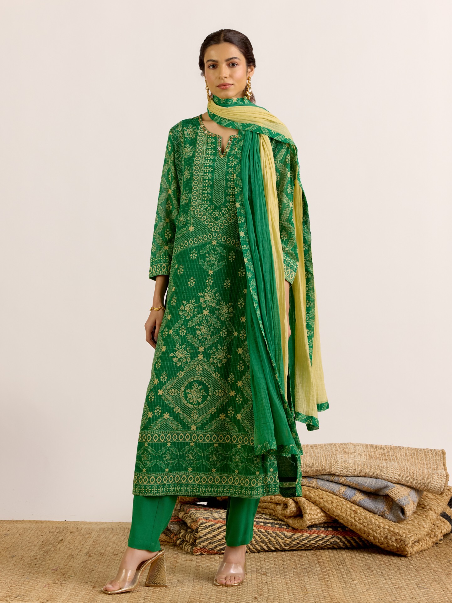 Emerald Aruni
 Suit Set