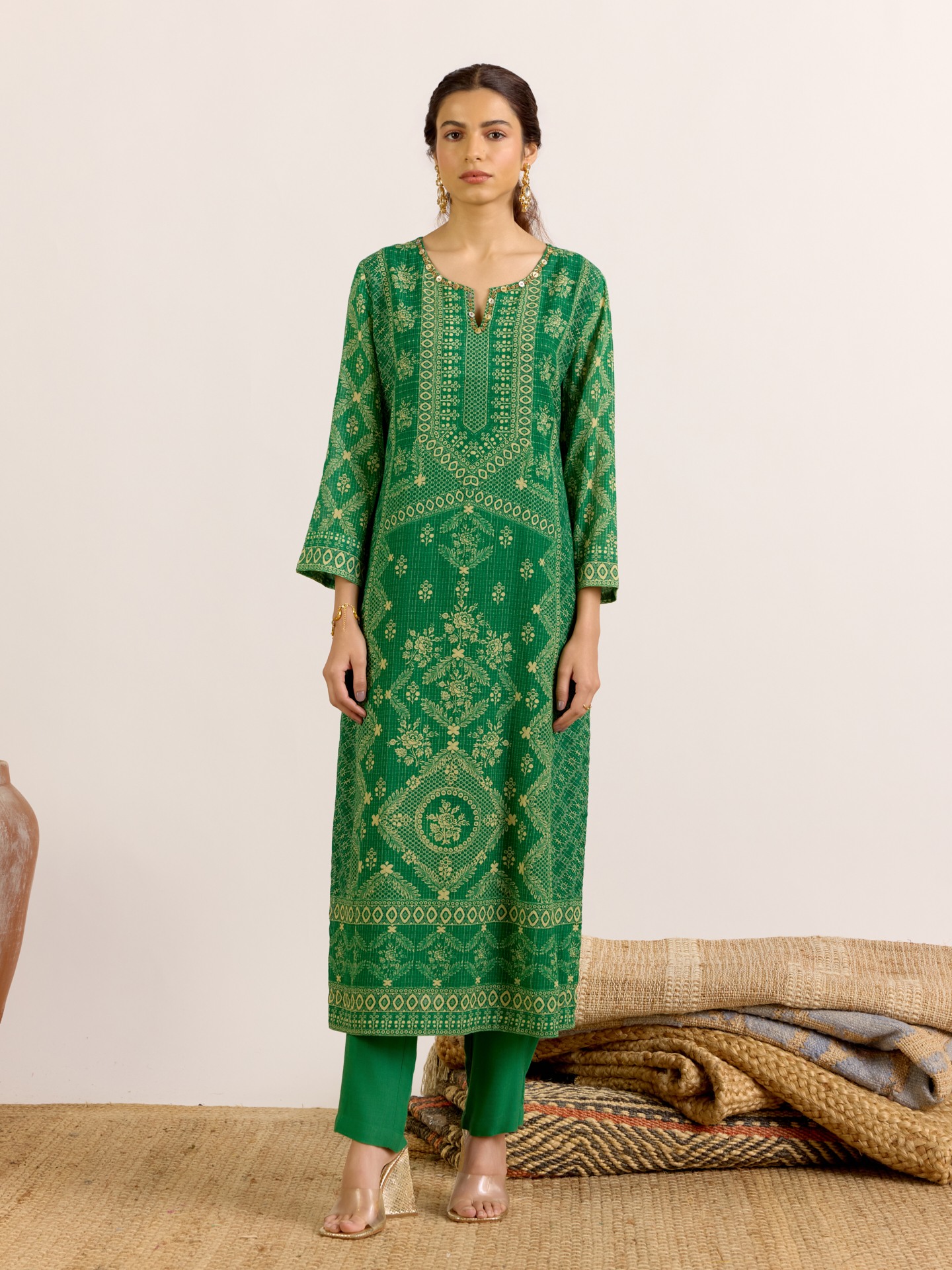 Emerald Aruni
 Suit Set