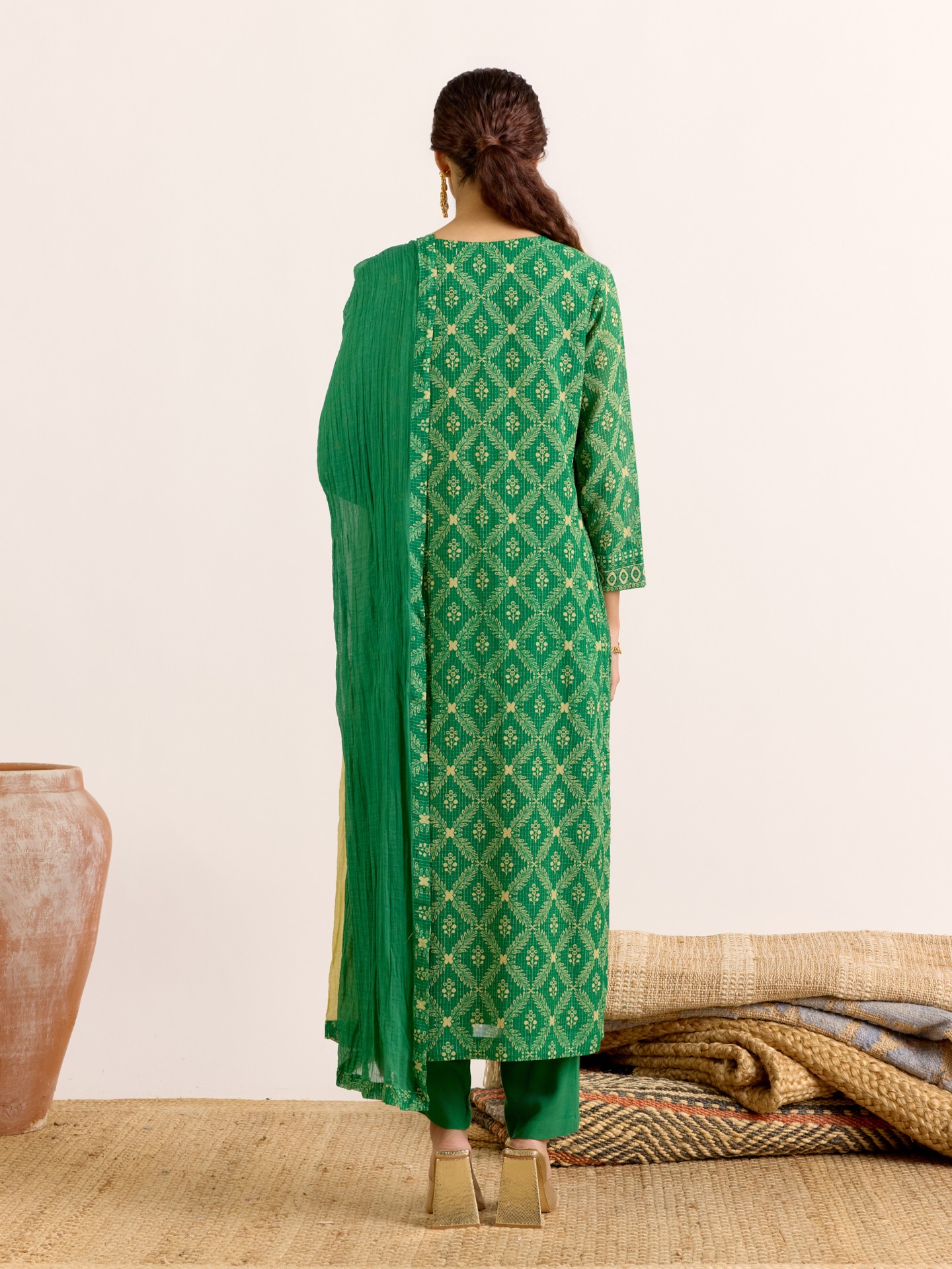 Emerald Aruni
 Suit Set