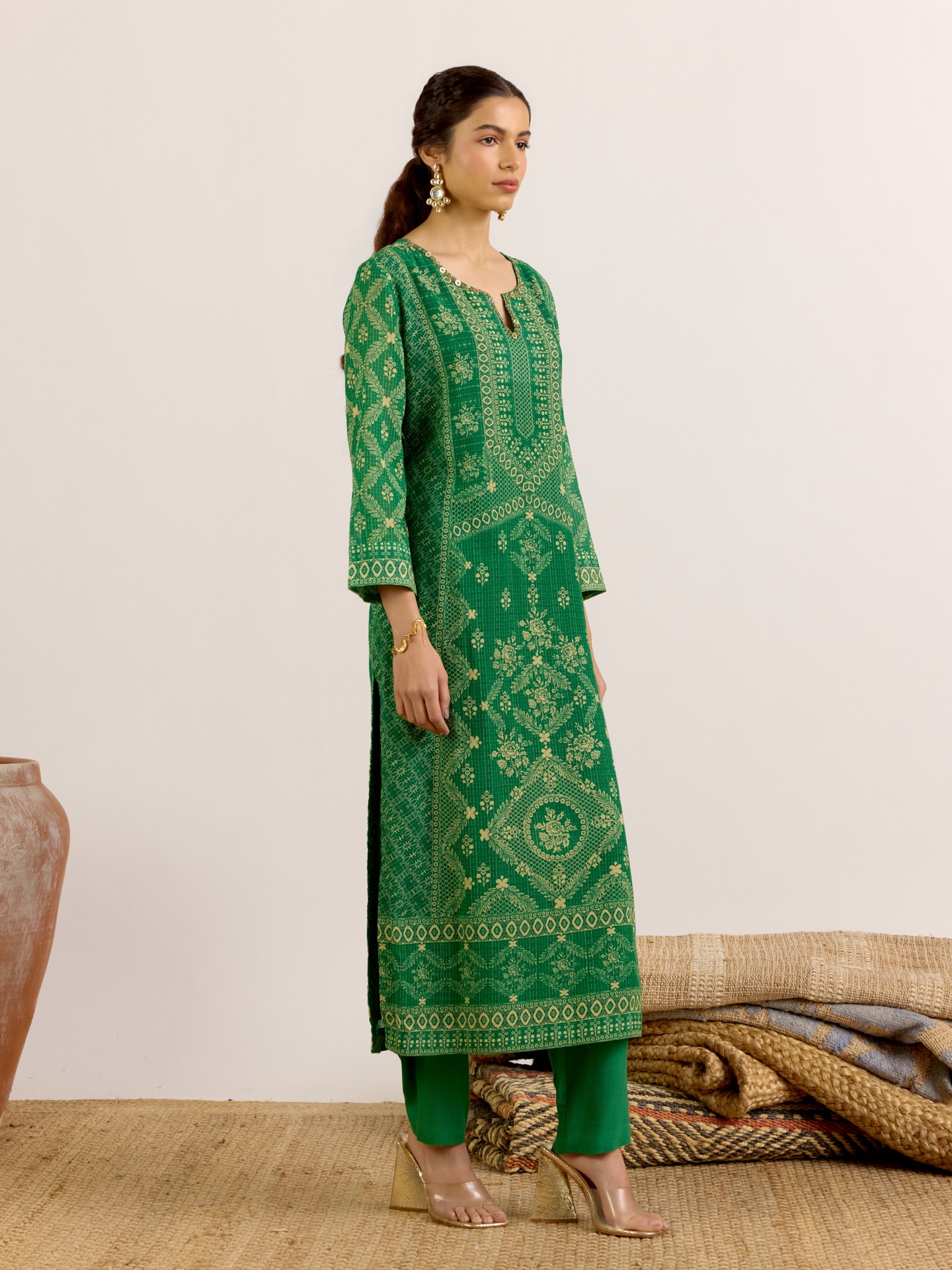 Emerald Aruni
 Suit Set