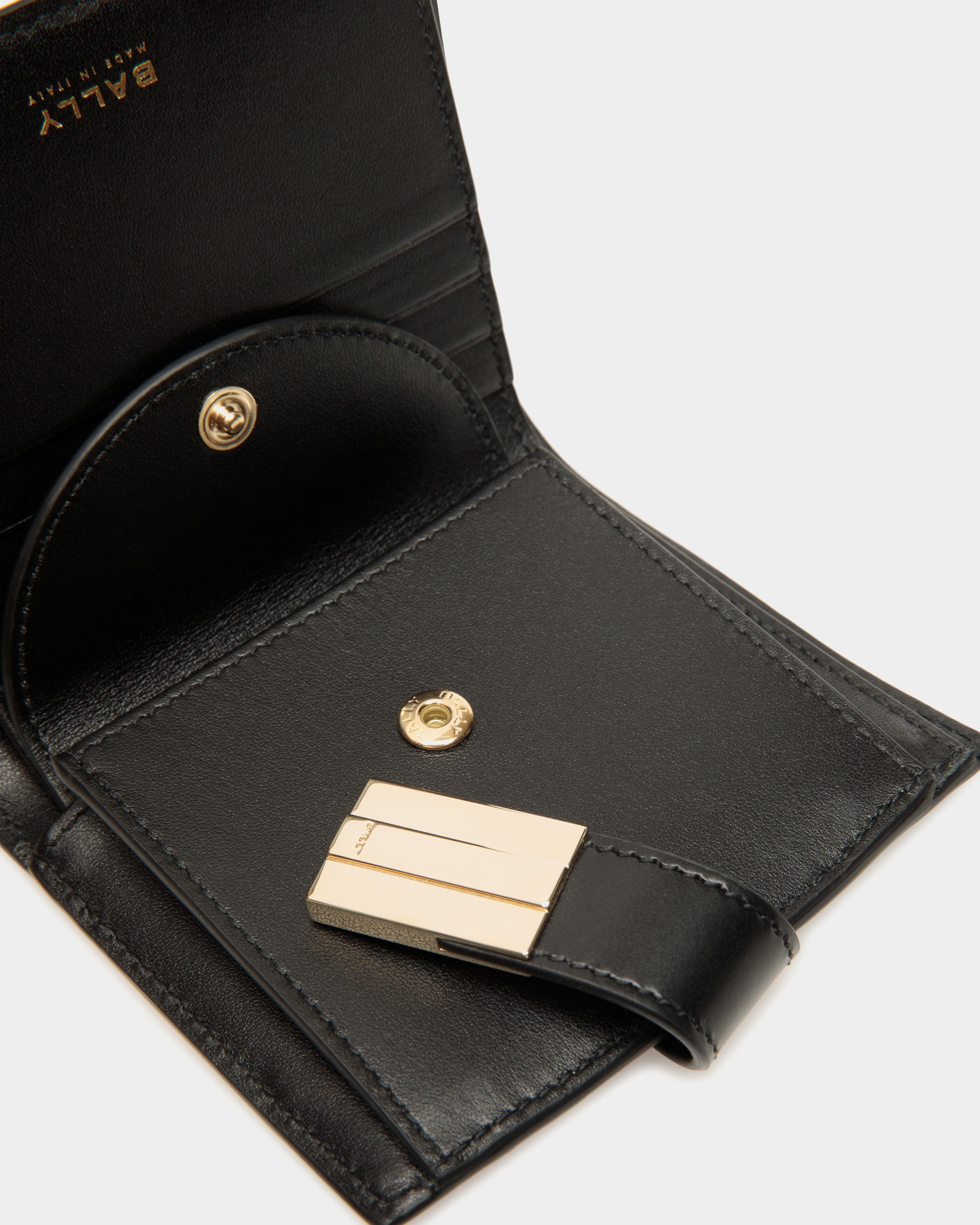 Ollam Wallet in Black Brushed Leather