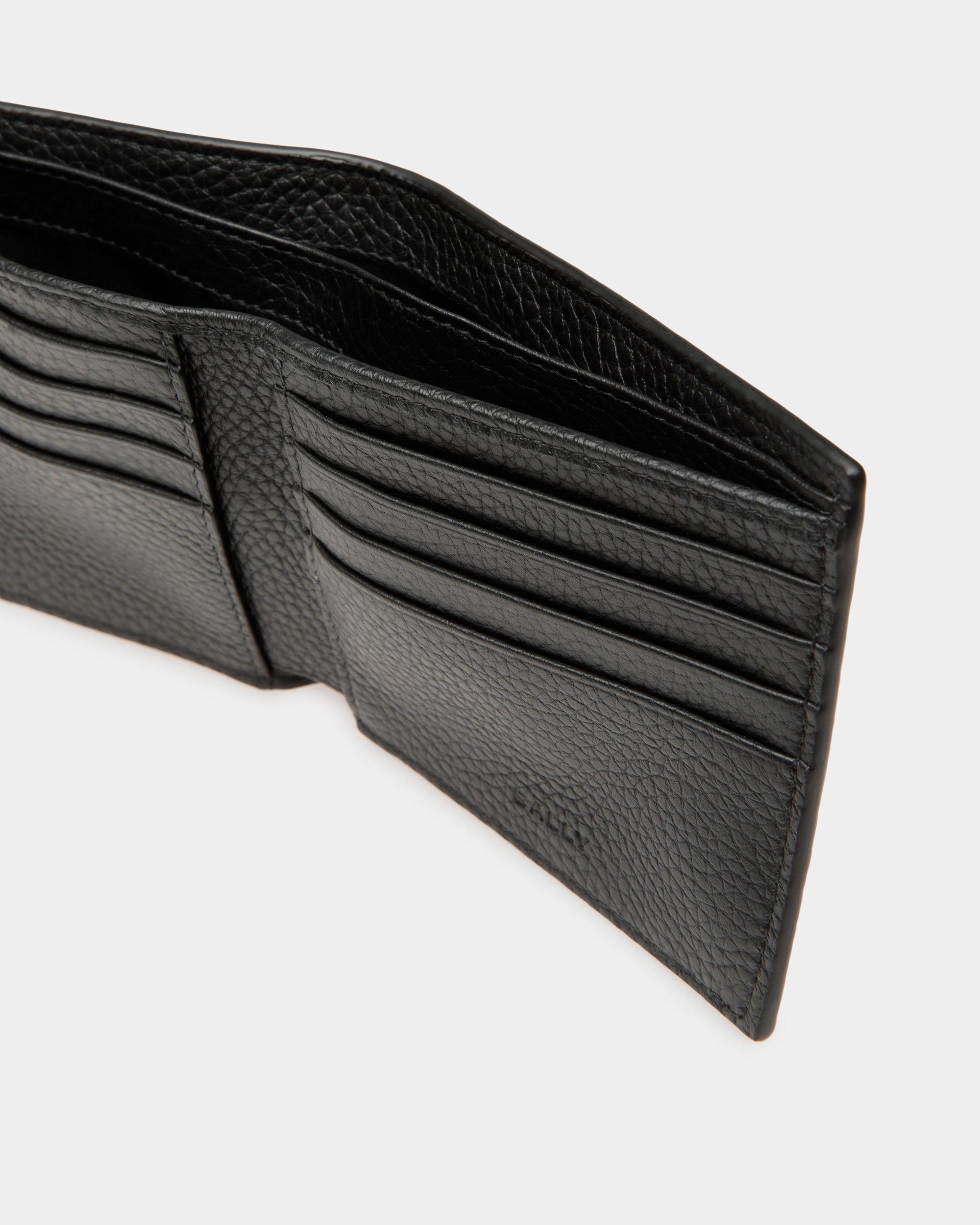 Ribbon Bifold In Black Grained Leather