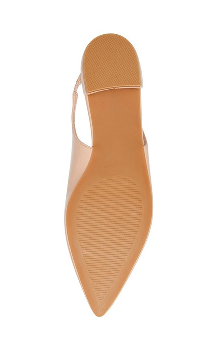 Delaneyy Natural Closed Flats & Ballerinas