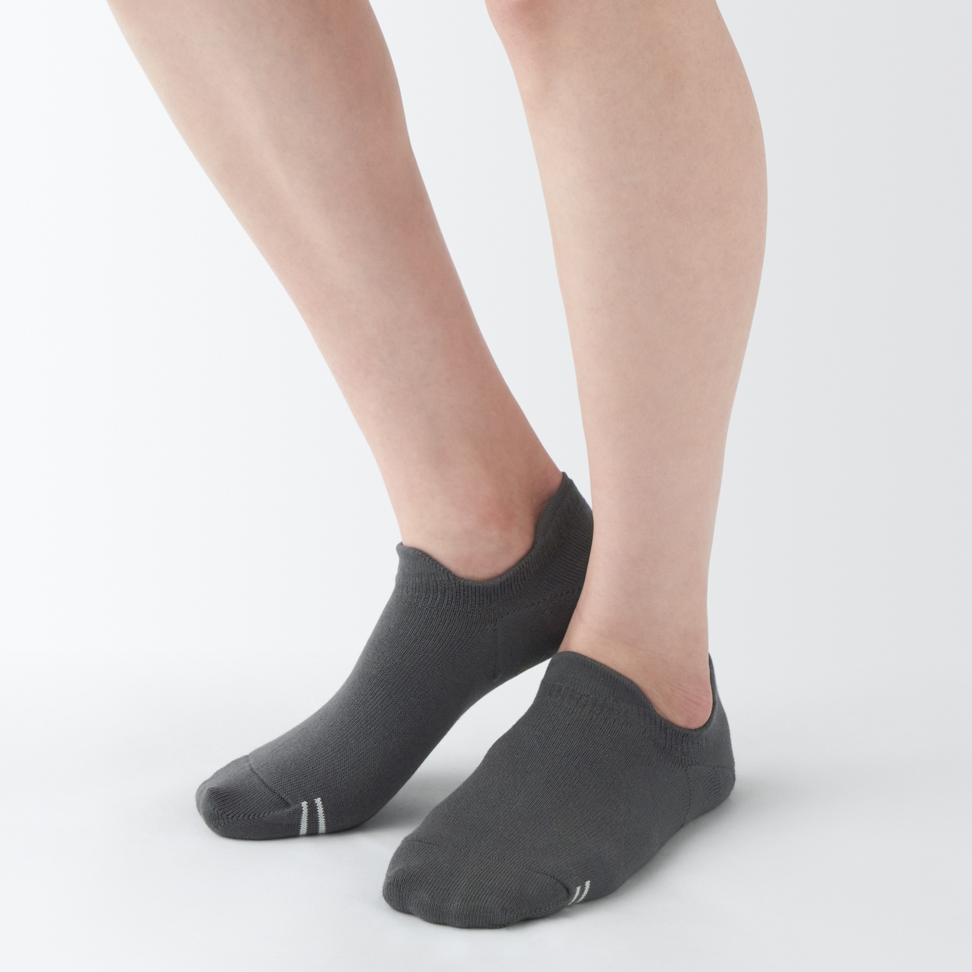 Right Angle low-rise sneaker socks with grip tab