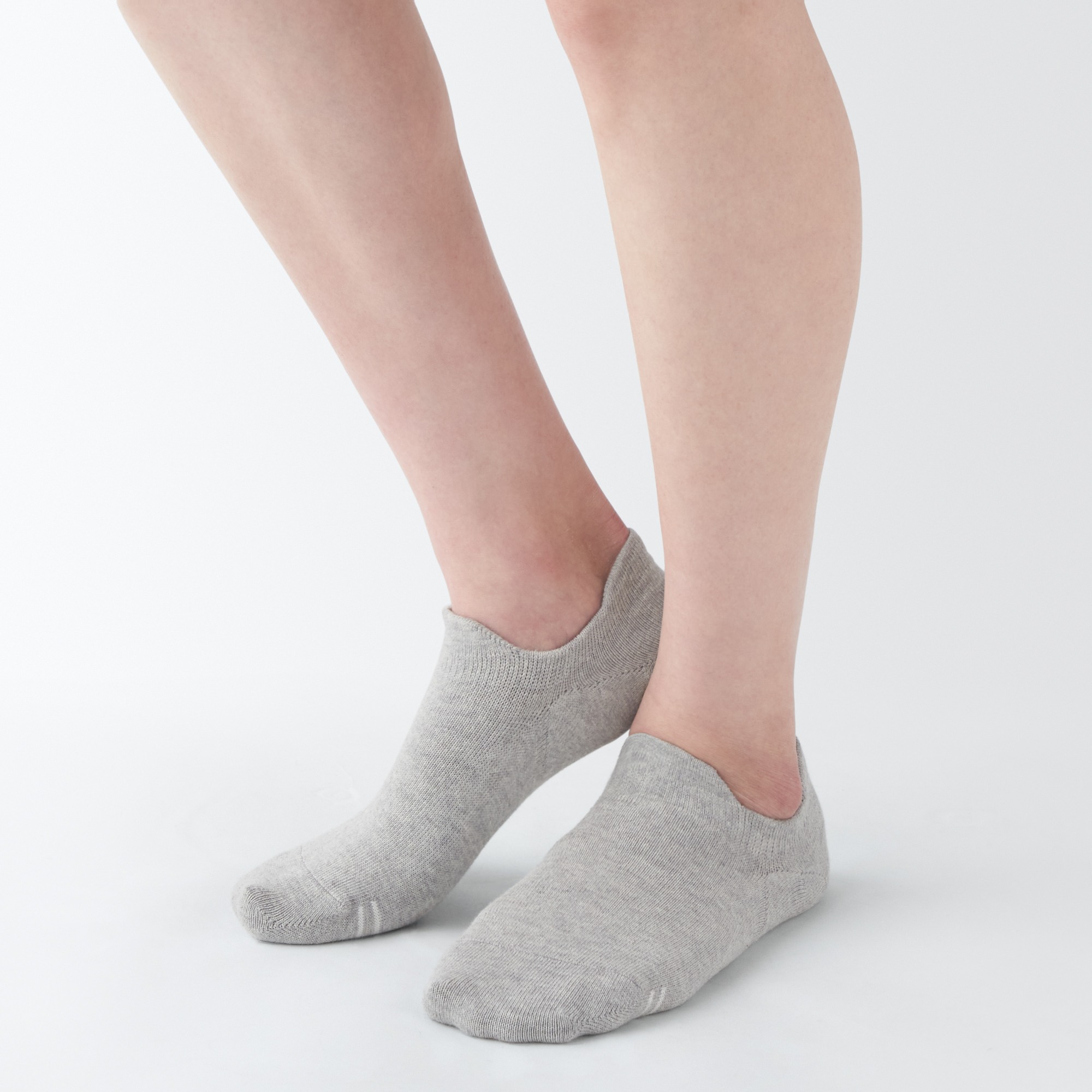 Right Angle low-rise sneaker socks with grip tab