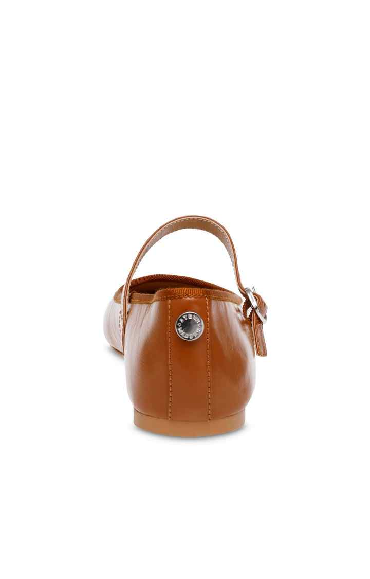 Vinetta Brown Closed Flats & Ballerinas