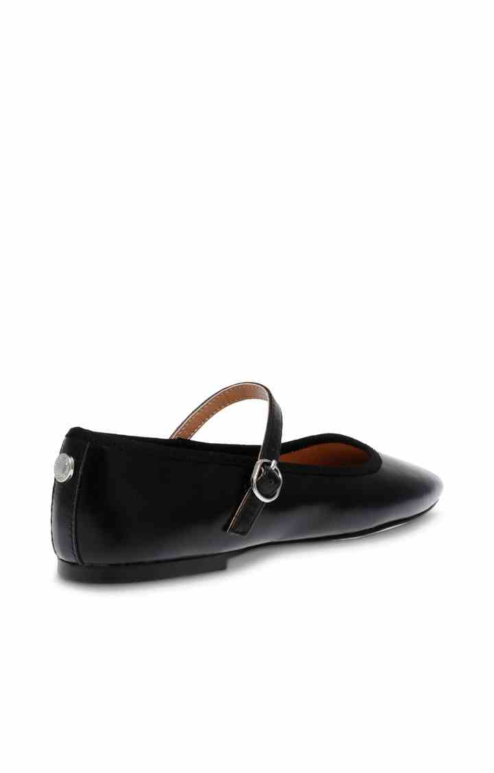 Vinetta Black Closed Flats & Ballerinas