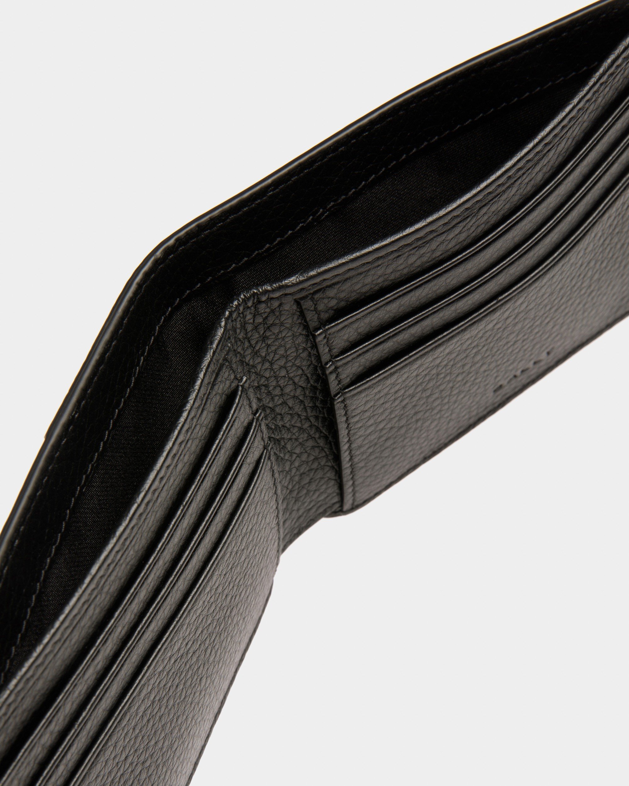 Ribbon Wallet In Black Leather