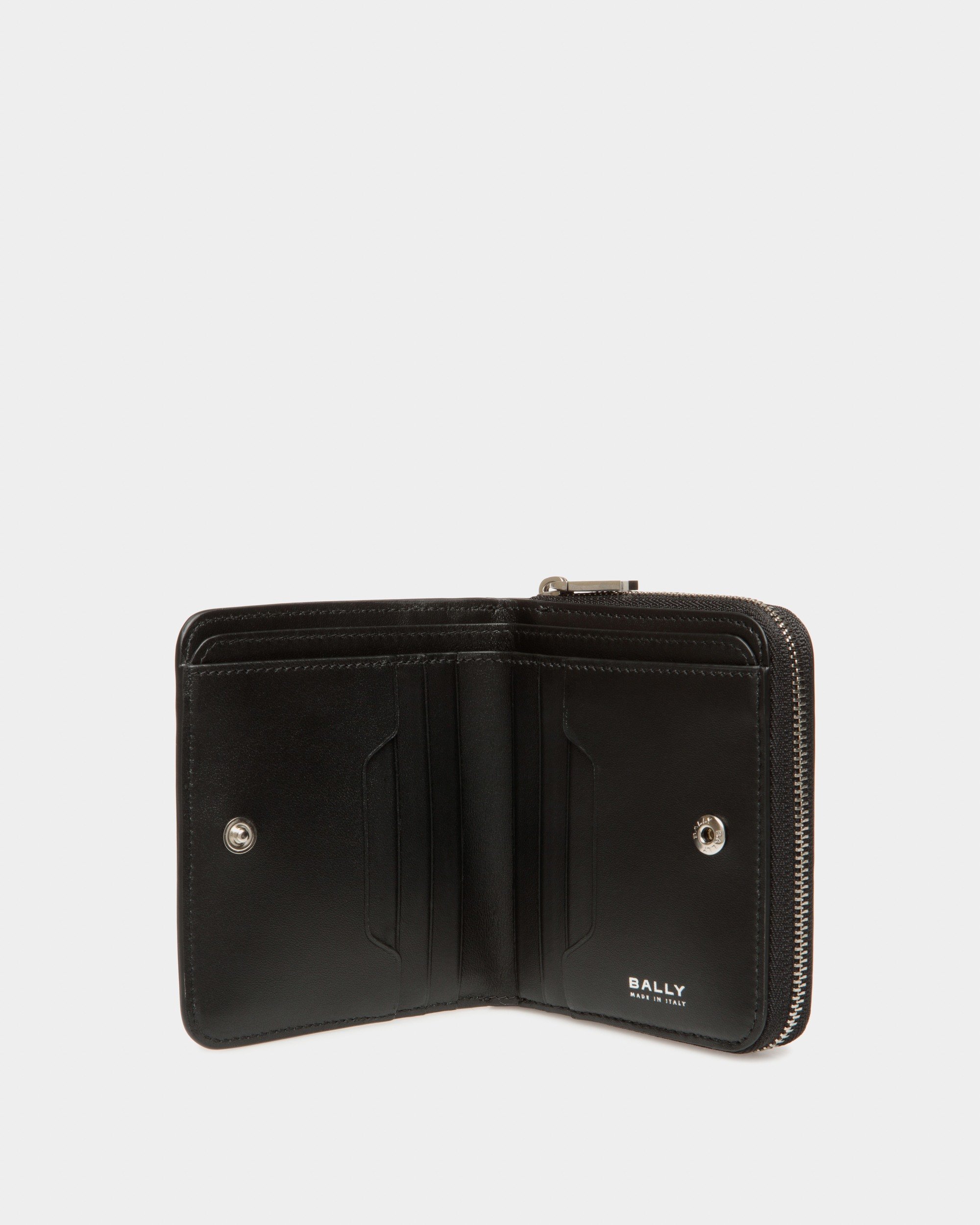 Swissness Wallet In Black Leather with Studs