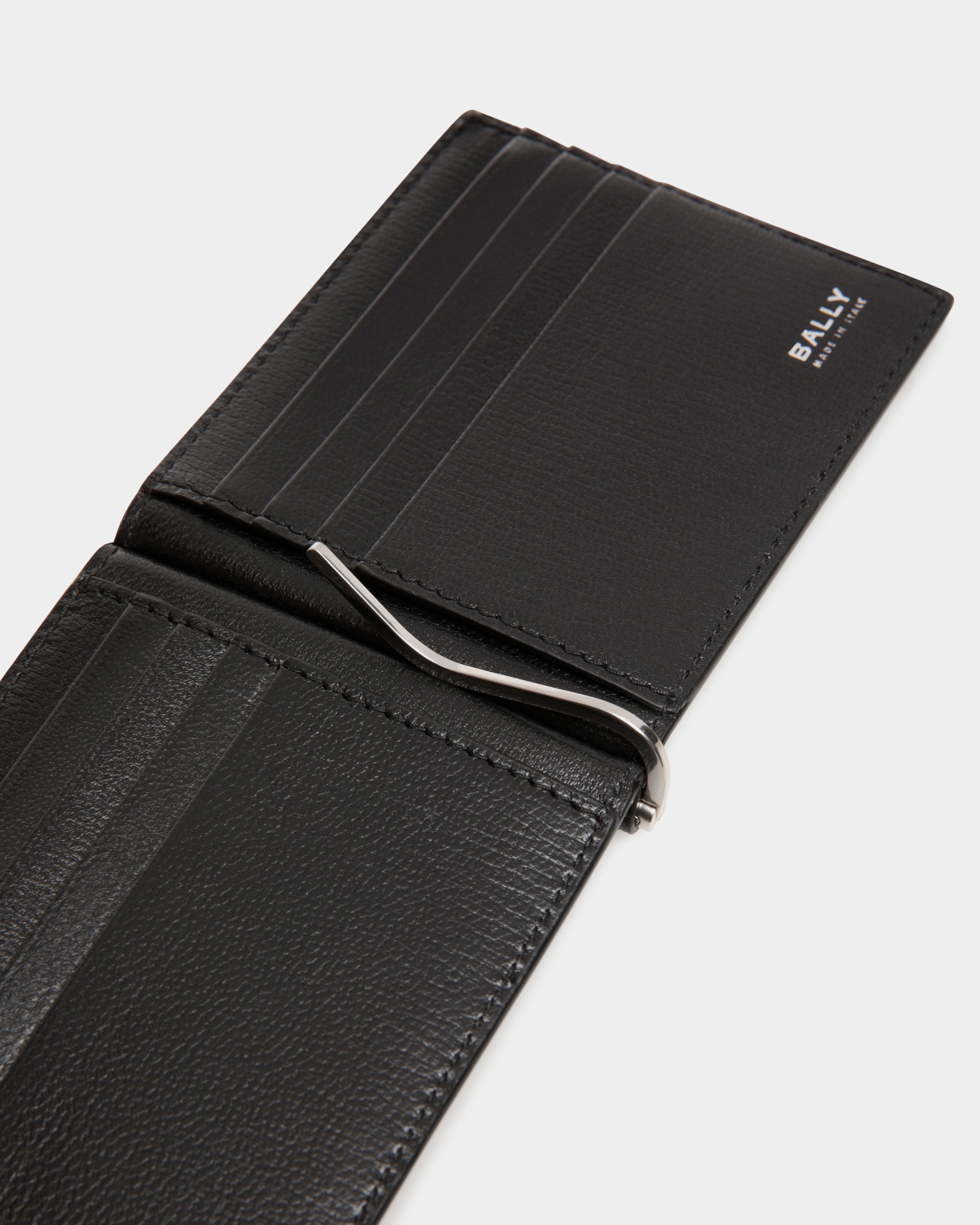 Easy Bifold In Black Leather