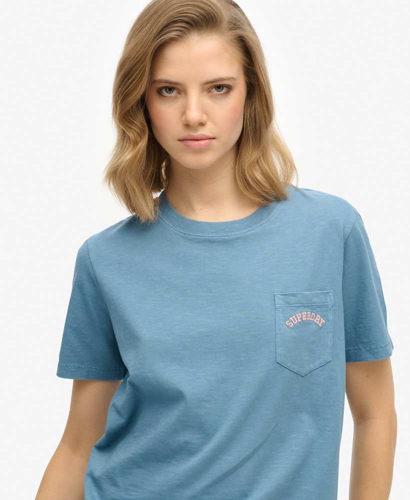 ESSENTIAL LOGO GD POCKET TEE