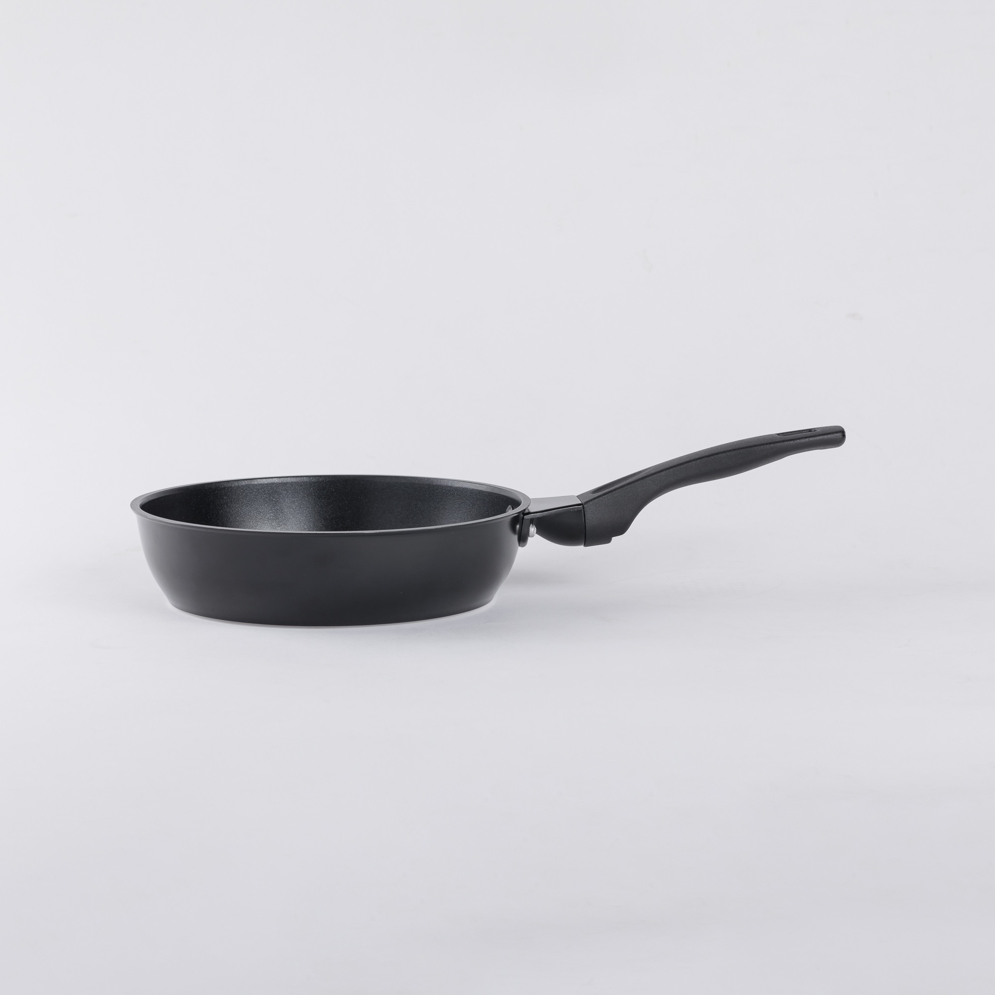 INDUCTION-SAFE ALUMINUM FRYING PAN
