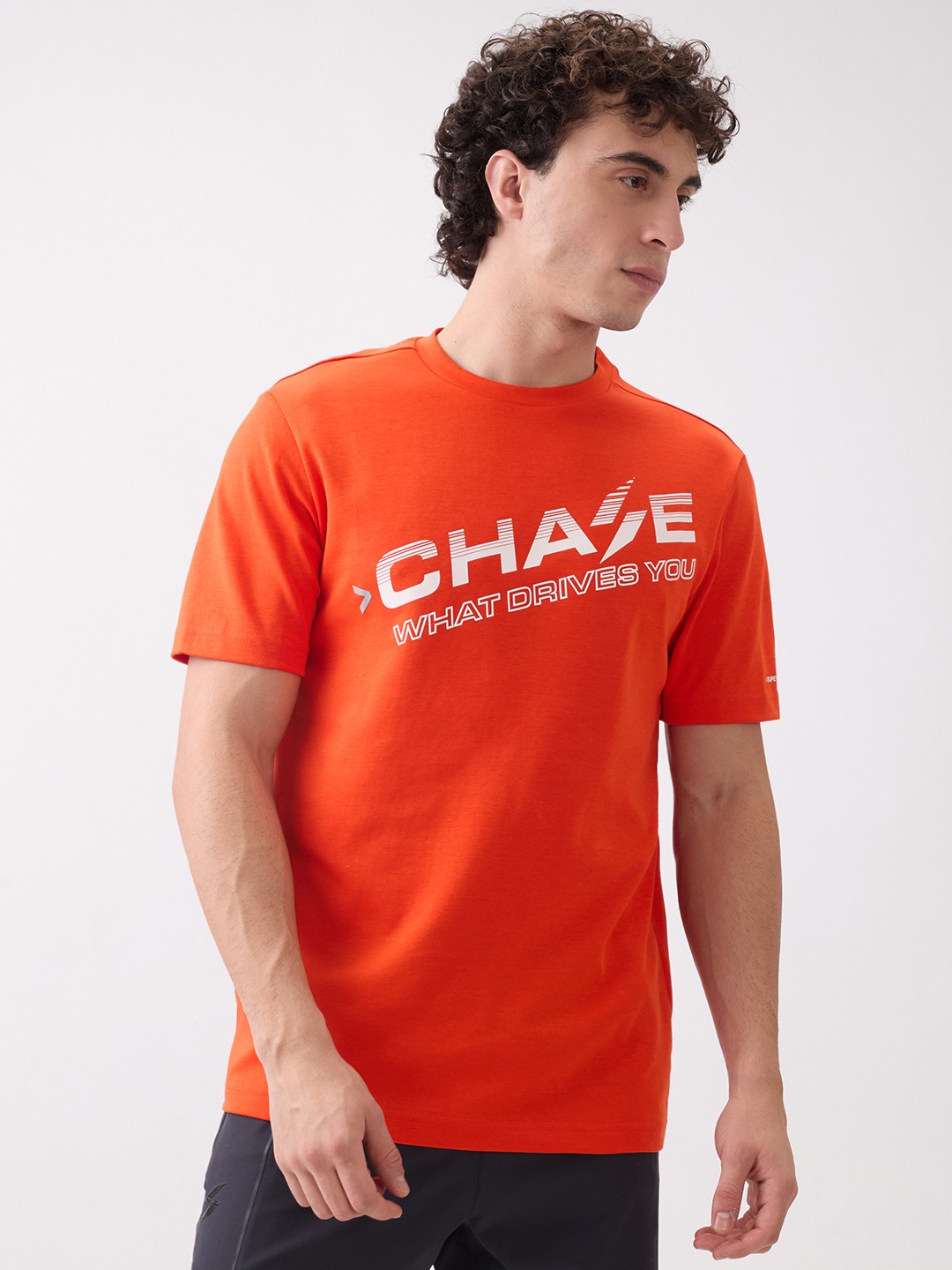 MOTION CHEST BRANDED CHASE TEE