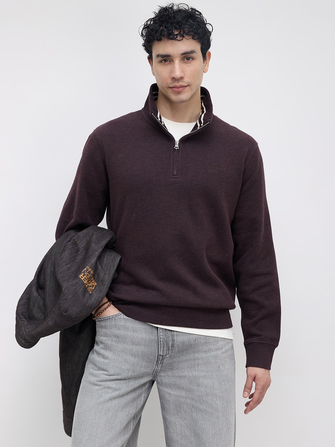 ESSENTIAL SERIF LOGO HALF ZIP
