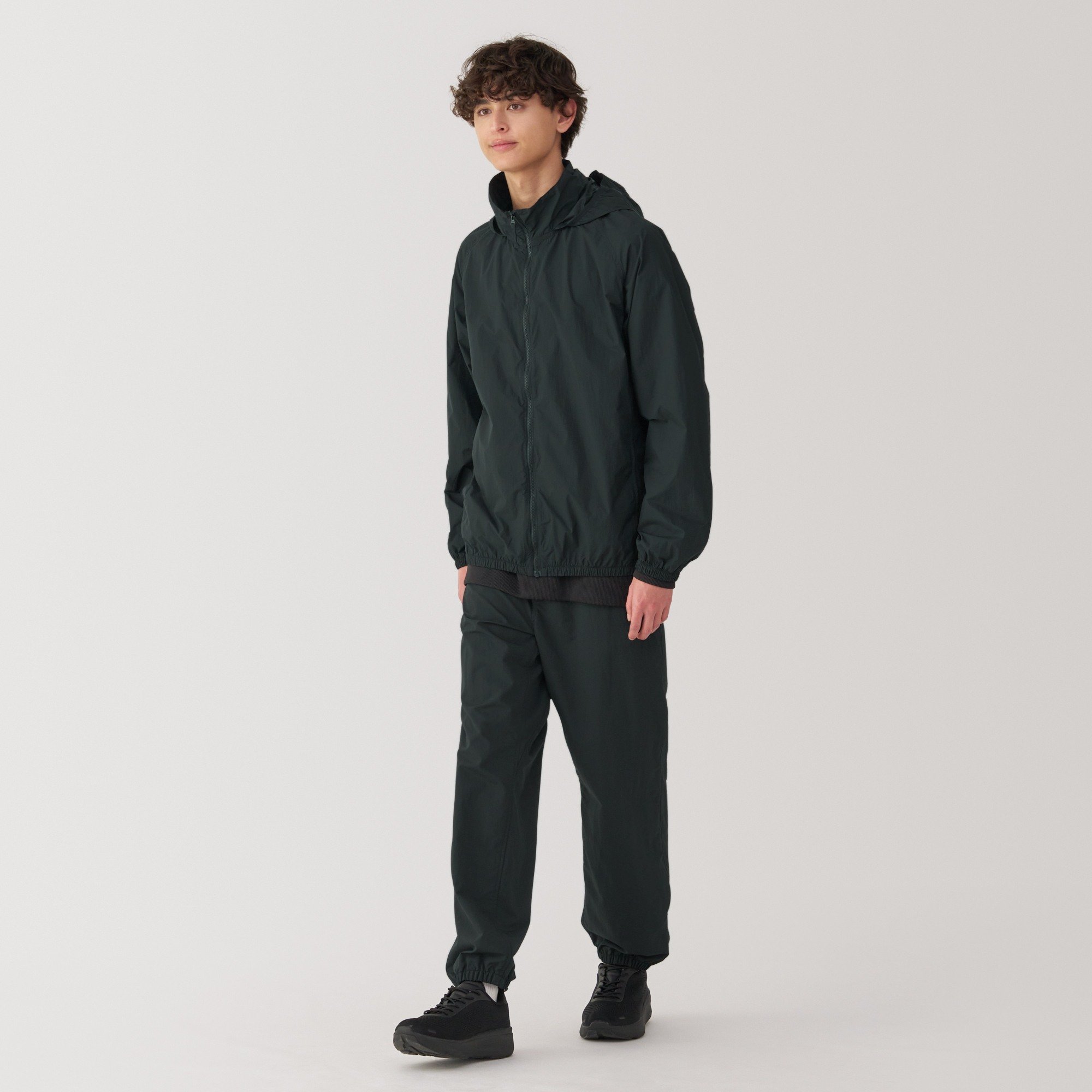 M's Water repellent pocketable windbreaker pants