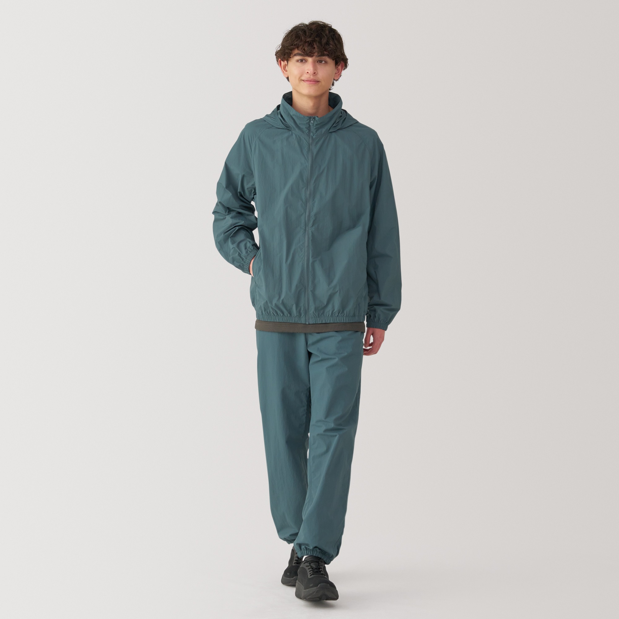 M's Water repellent pocketable windbreaker pants