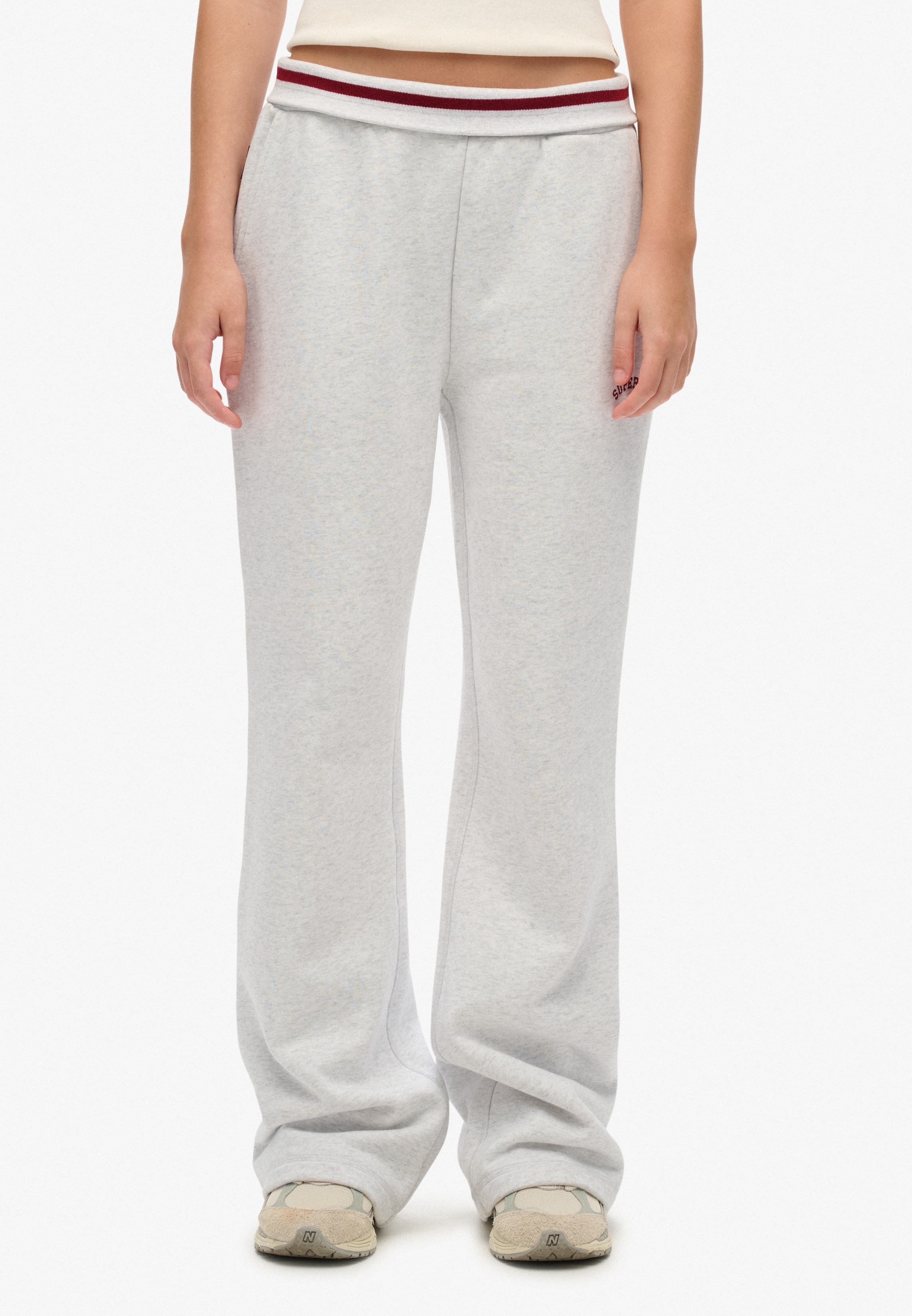 ESSENTIAL LOGO LR FLARE JOGGER