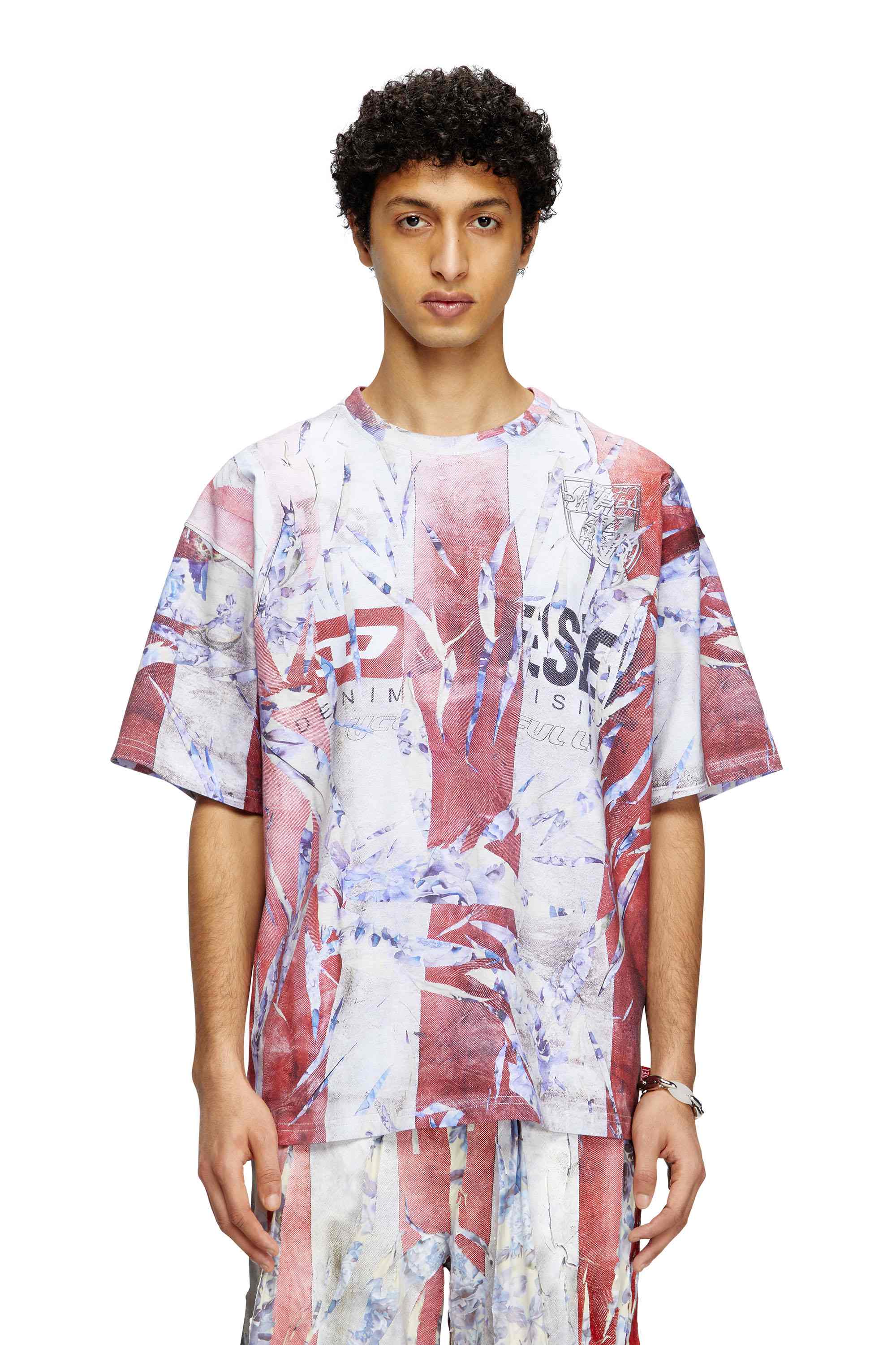 White T-shirt with trompe l'oeil cracked print