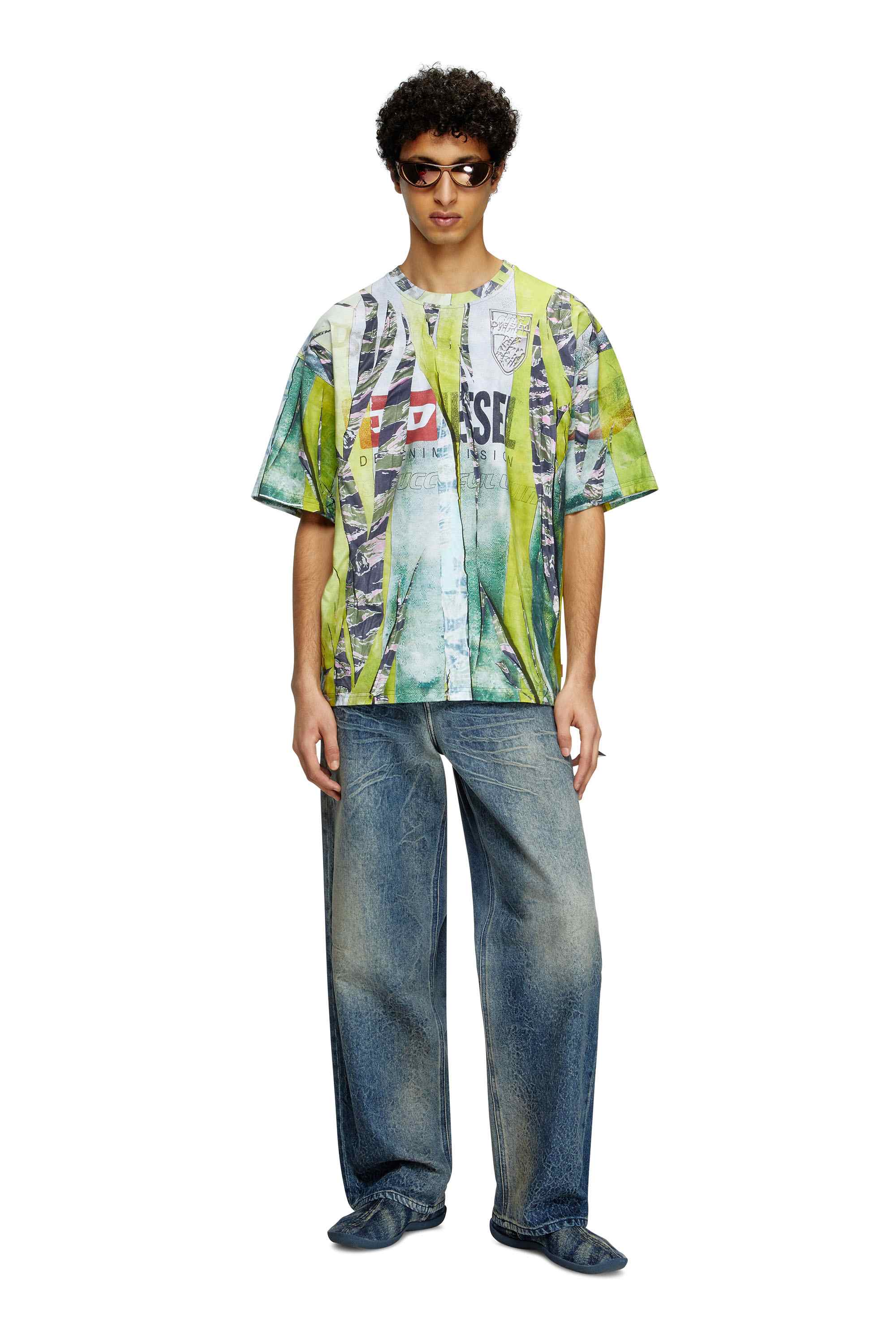 Multicolor T-shirt with trompe l'oeil cracked print