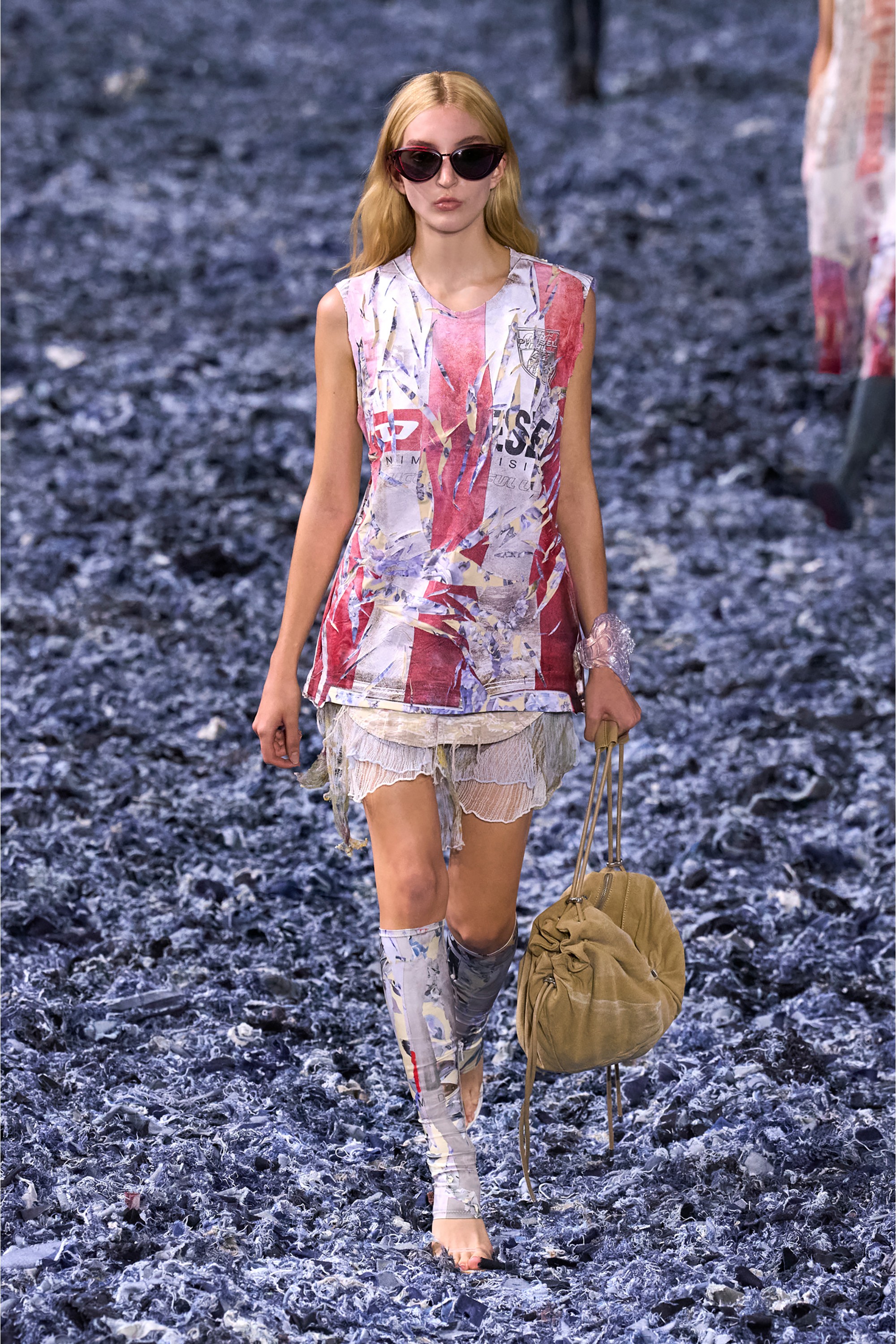 Beige Scrunch-D L-Scrunched duffle bag in treated canvas