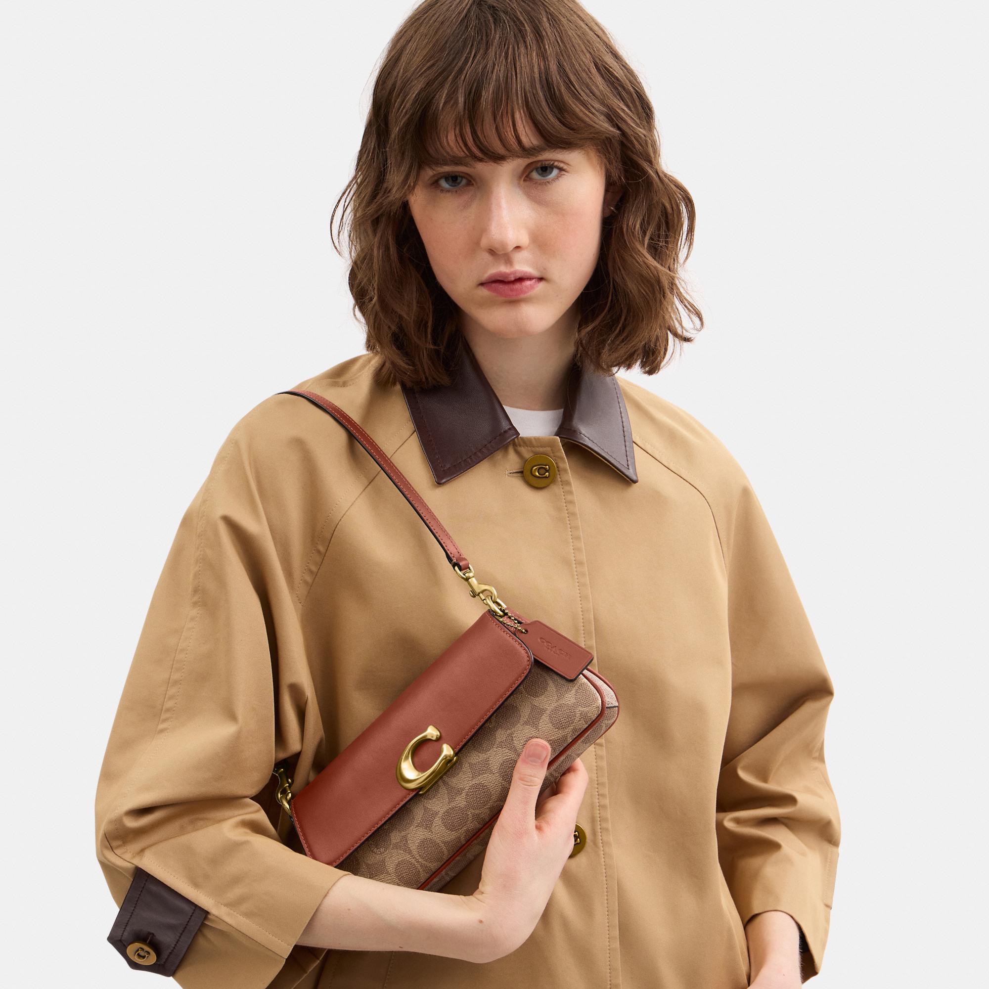 Jet Shoulder Bag In Signature Canvas