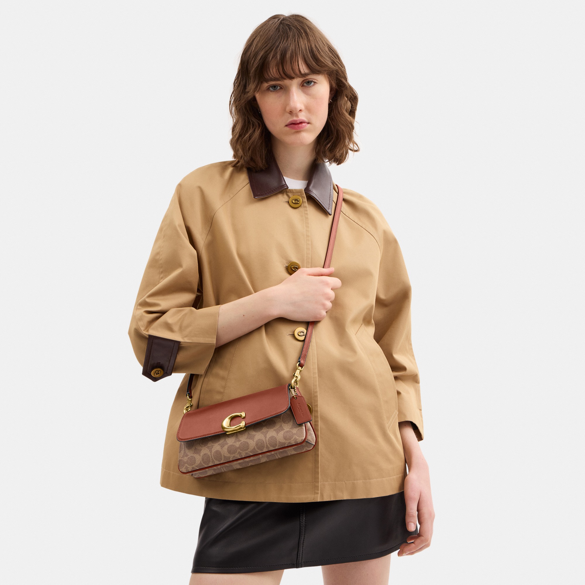 Jet Shoulder Bag In Signature Canvas